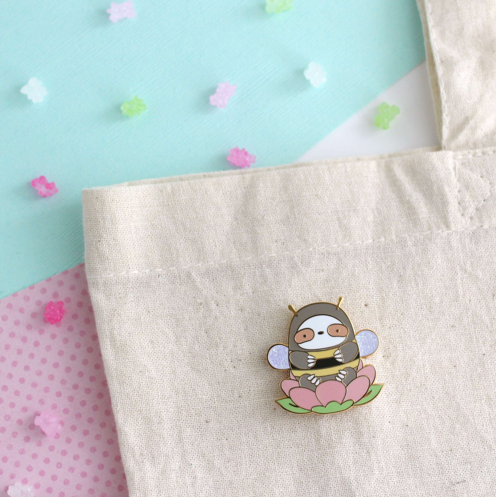 Broche en émail bourdon paresseux
