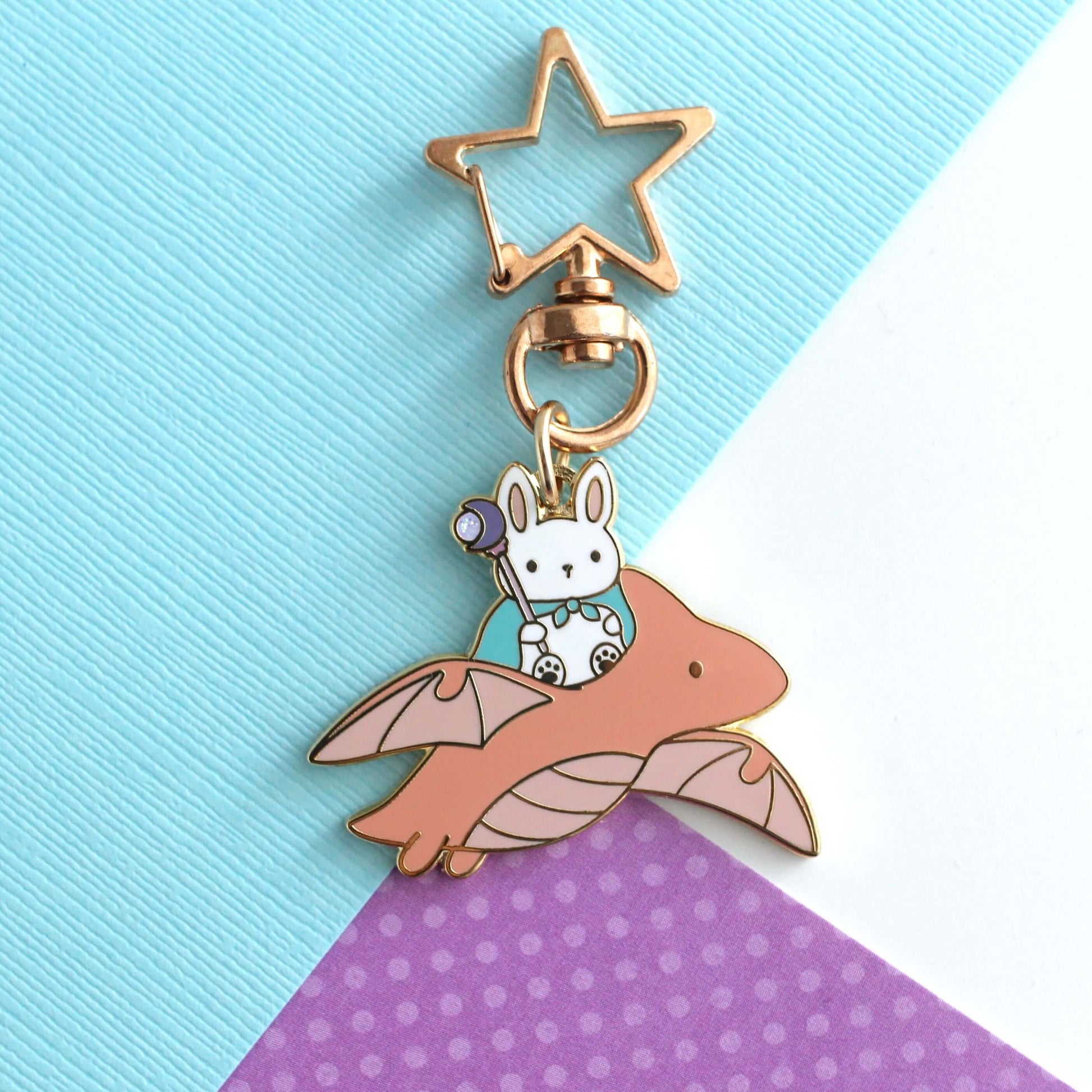 Porte-clés en émail Lapin Mage et Dragon (variante Dragon Corail)