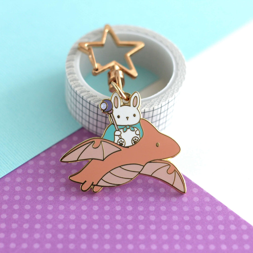 Porte-clés en émail Lapin Mage et Dragon (variante Dragon Corail)