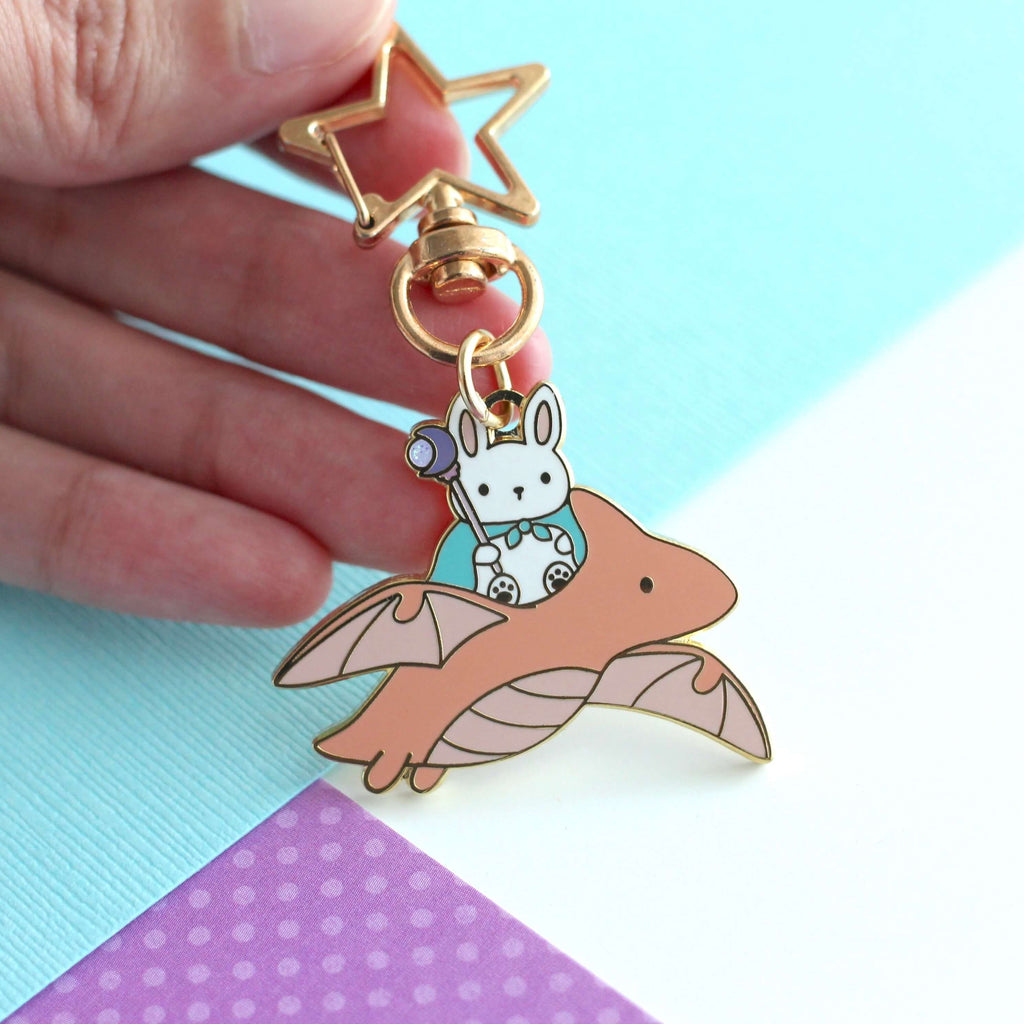 Porte-clés en émail Lapin Mage et Dragon (variante Dragon Corail)