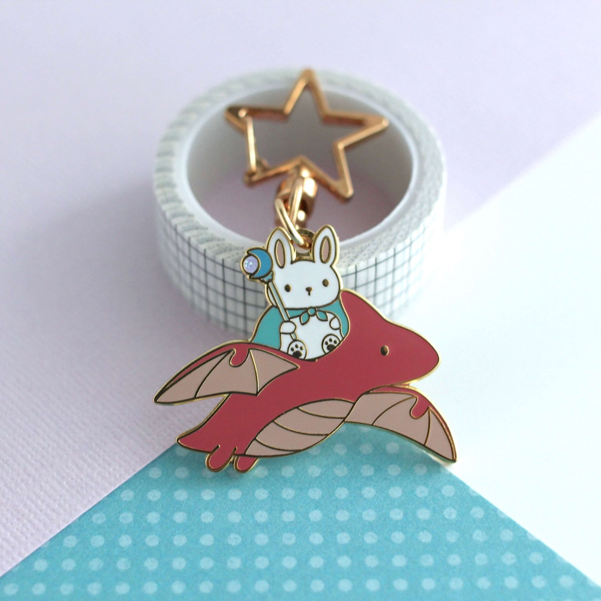 Porte-clés en émail Lapin Mage et Dragon (variante Dragon Rouge)