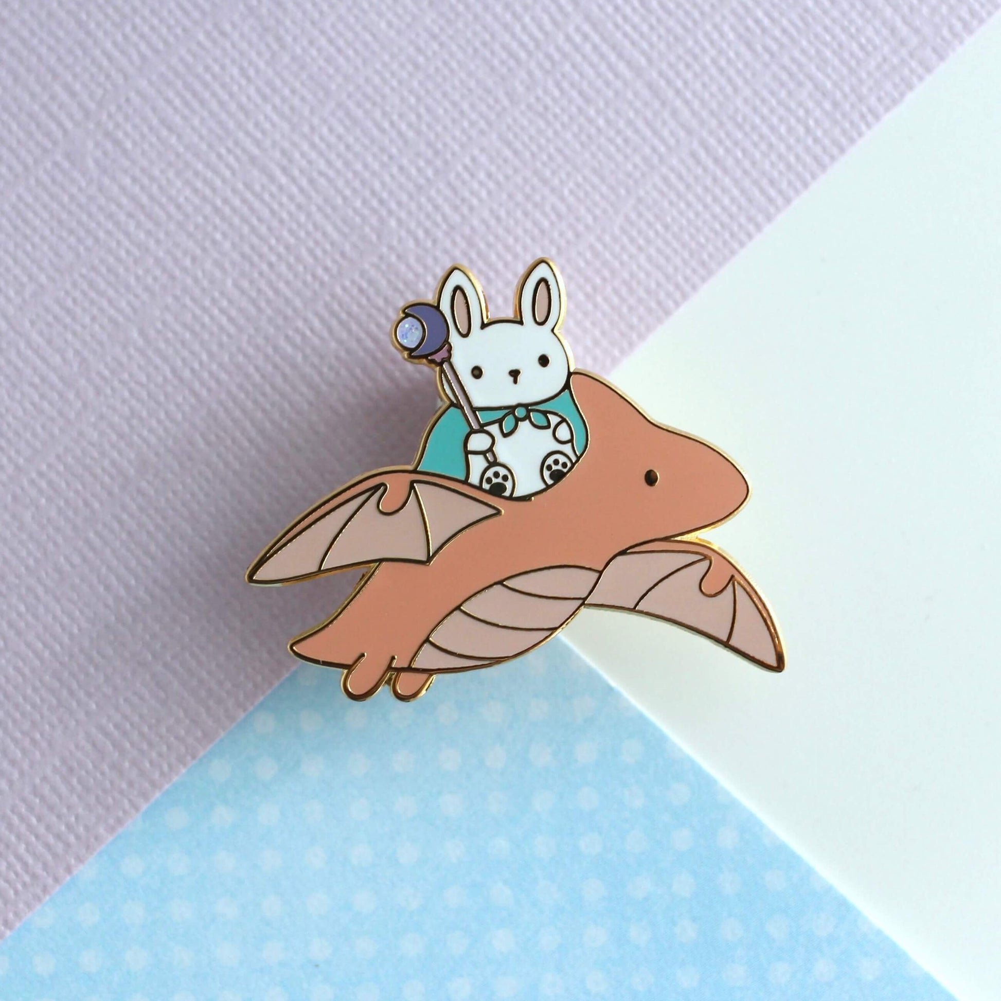 Broche en émail Lapin Mage et Dragon (variante Dragon Corail)