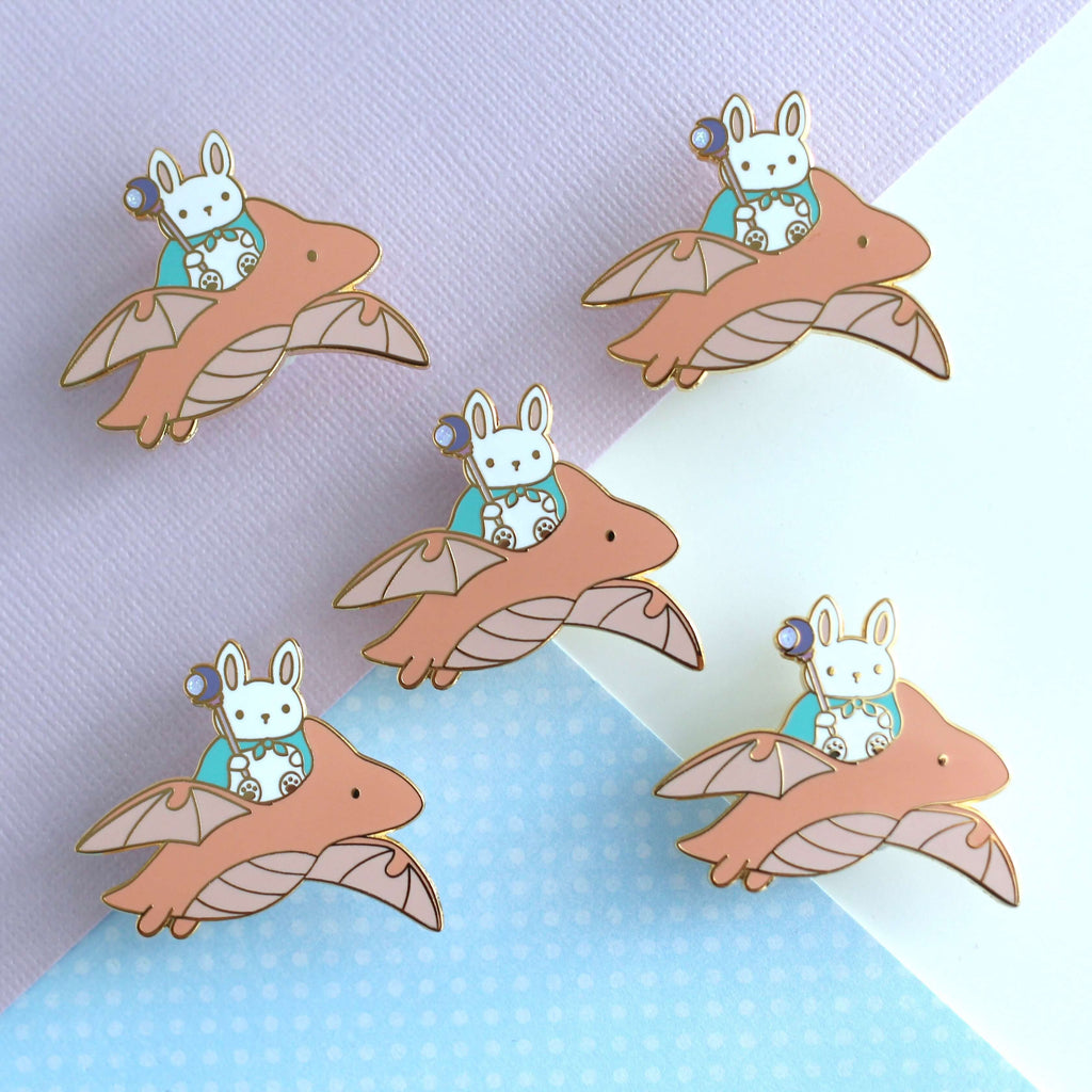 Broche en émail Lapin Mage et Dragon (variante Dragon Corail)