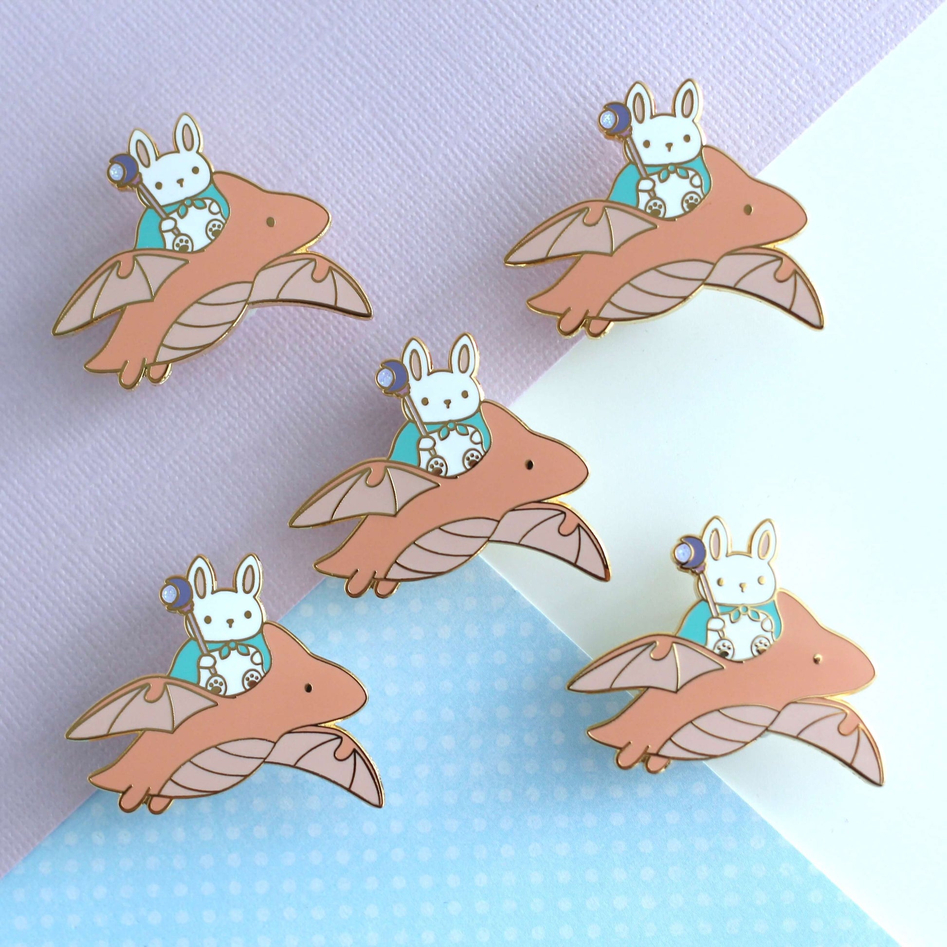 Broche en émail Lapin Mage et Dragon (variante Dragon Corail)