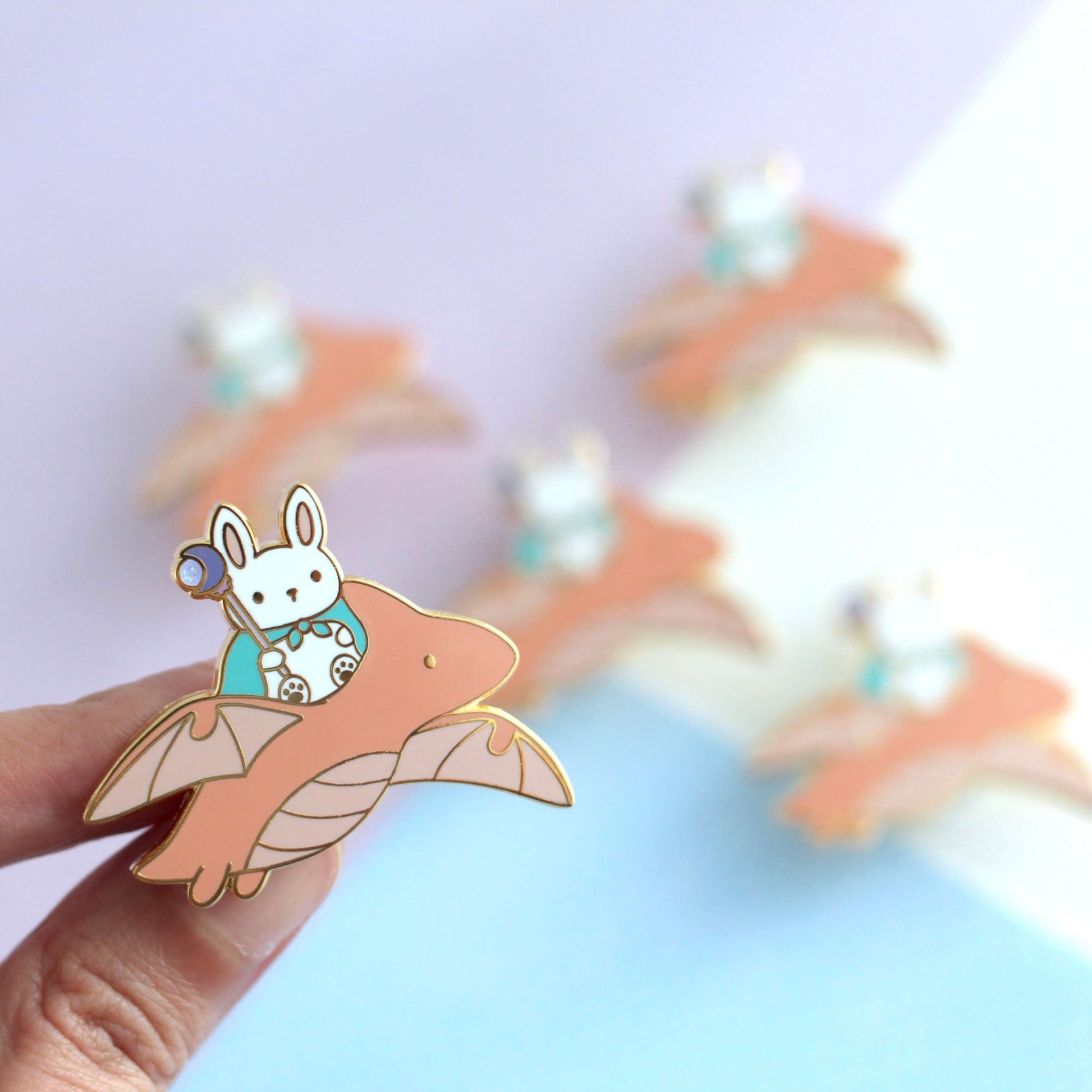 Broche en émail Lapin Mage et Dragon (variante Dragon Corail)
