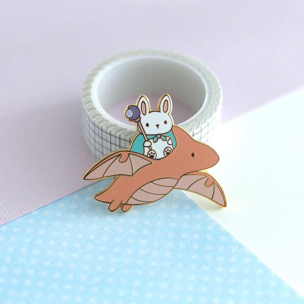 Broche en émail Lapin Mage et Dragon (variante Dragon Corail)