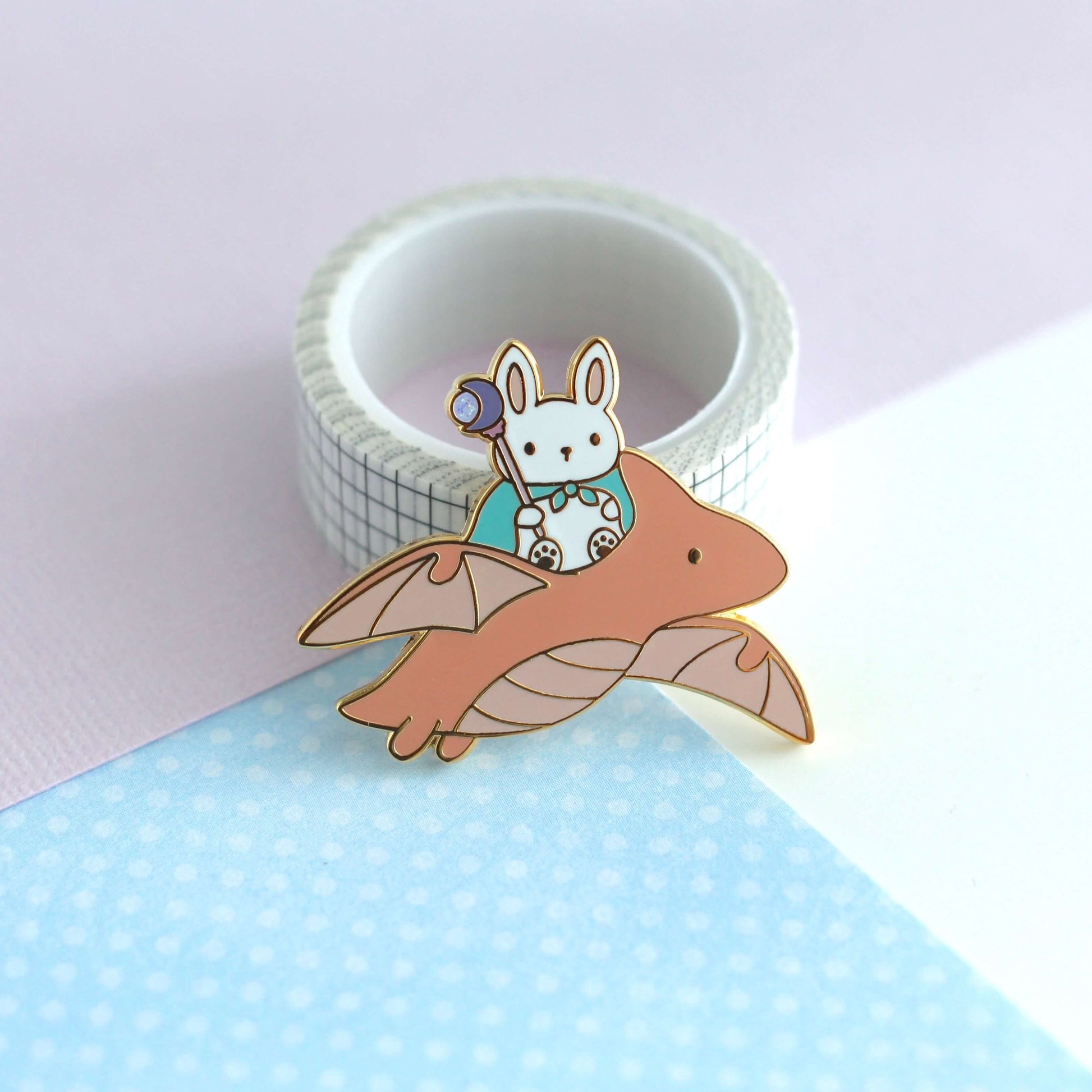 Broche en émail Lapin Mage et Dragon (variante Dragon Corail)