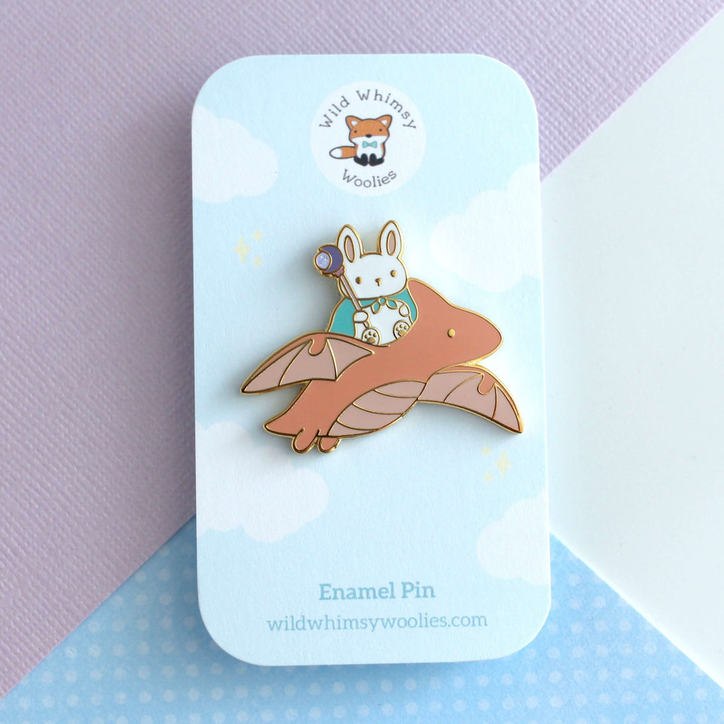 Broche en émail Lapin Mage et Dragon (variante Dragon Corail)