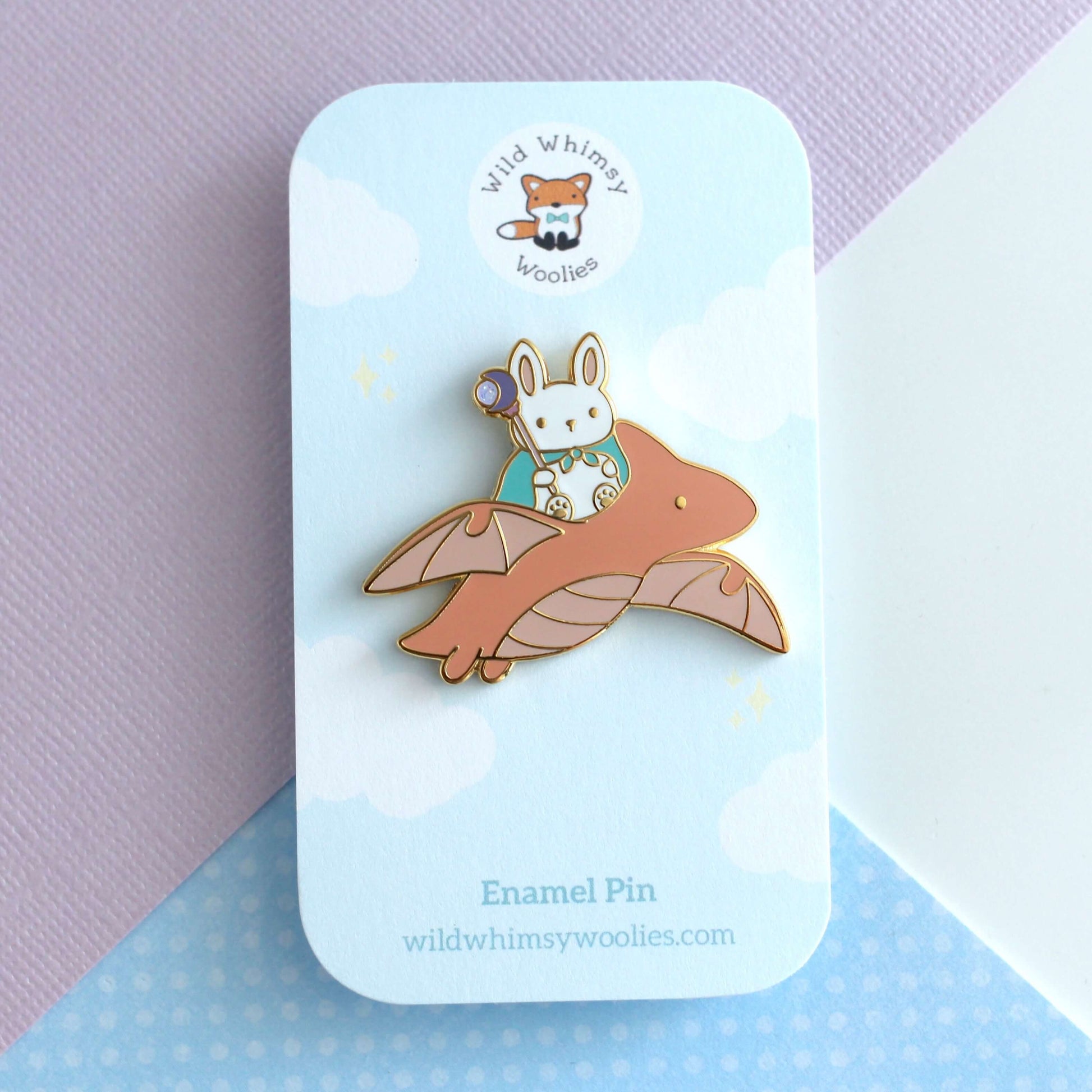 Broche en émail Lapin Mage et Dragon (variante Dragon Corail)