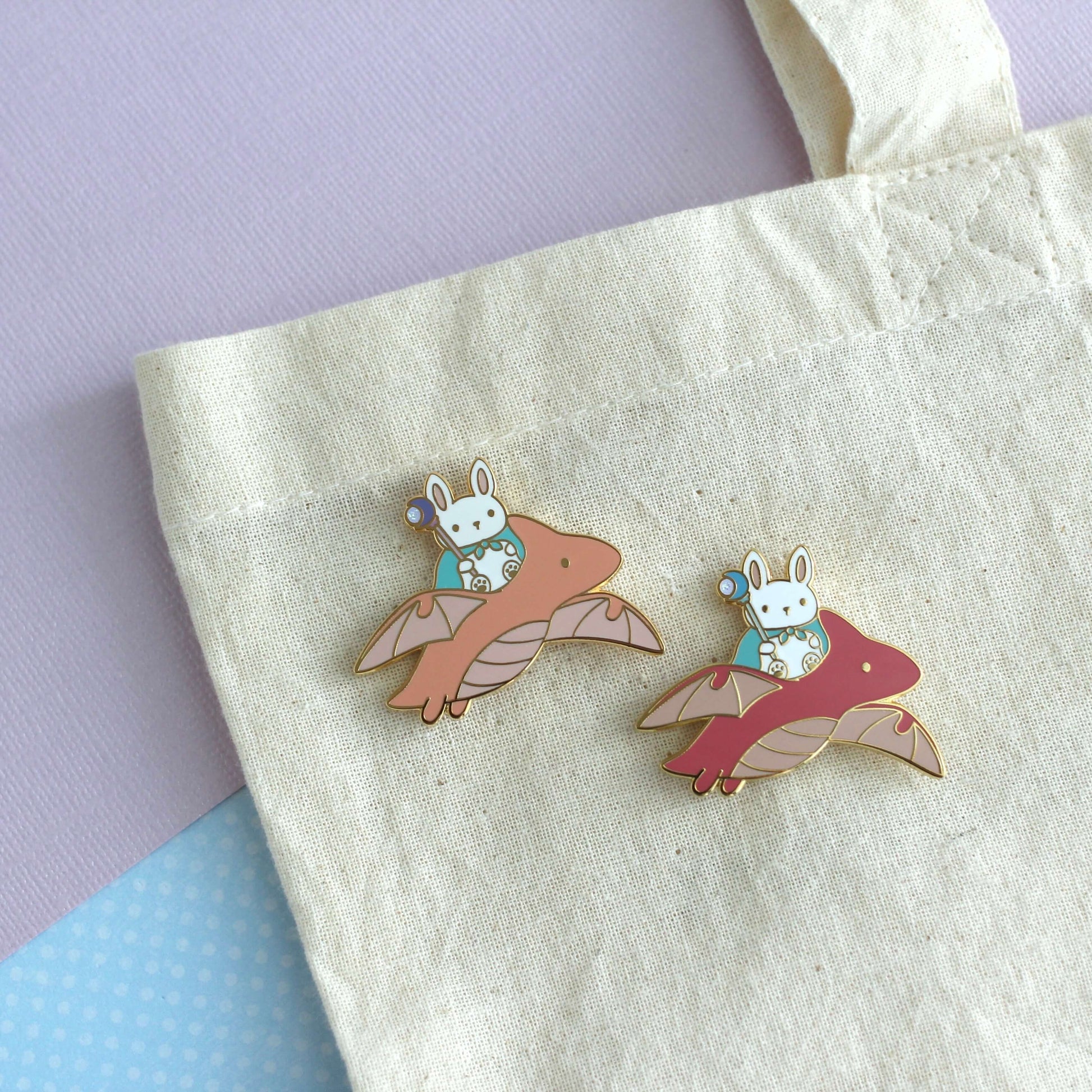 Broche en émail Lapin Mage et Dragon (variante Dragon Rouge)
