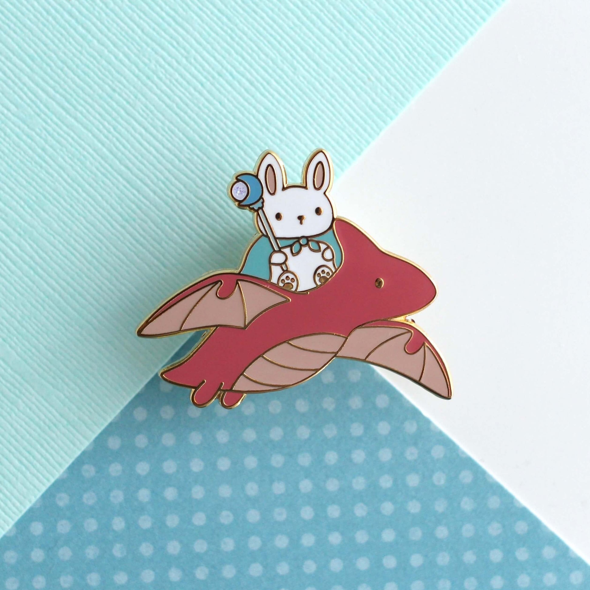 Broche en émail Lapin Mage et Dragon (variante Dragon Rouge)