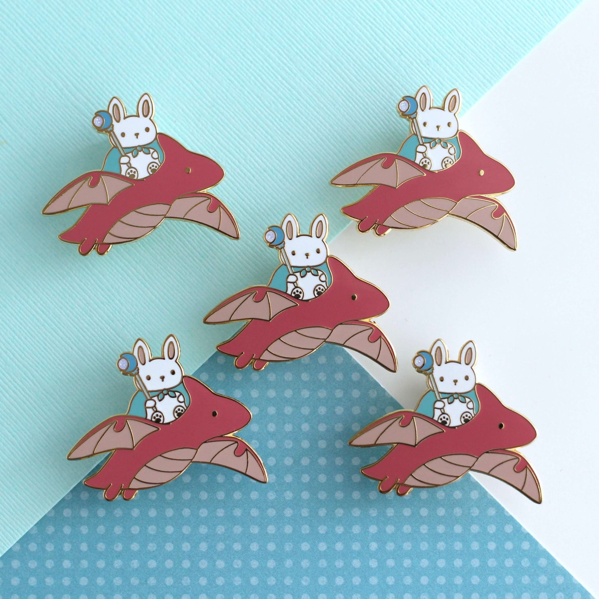 Broche en émail Lapin Mage et Dragon (variante Dragon Rouge)