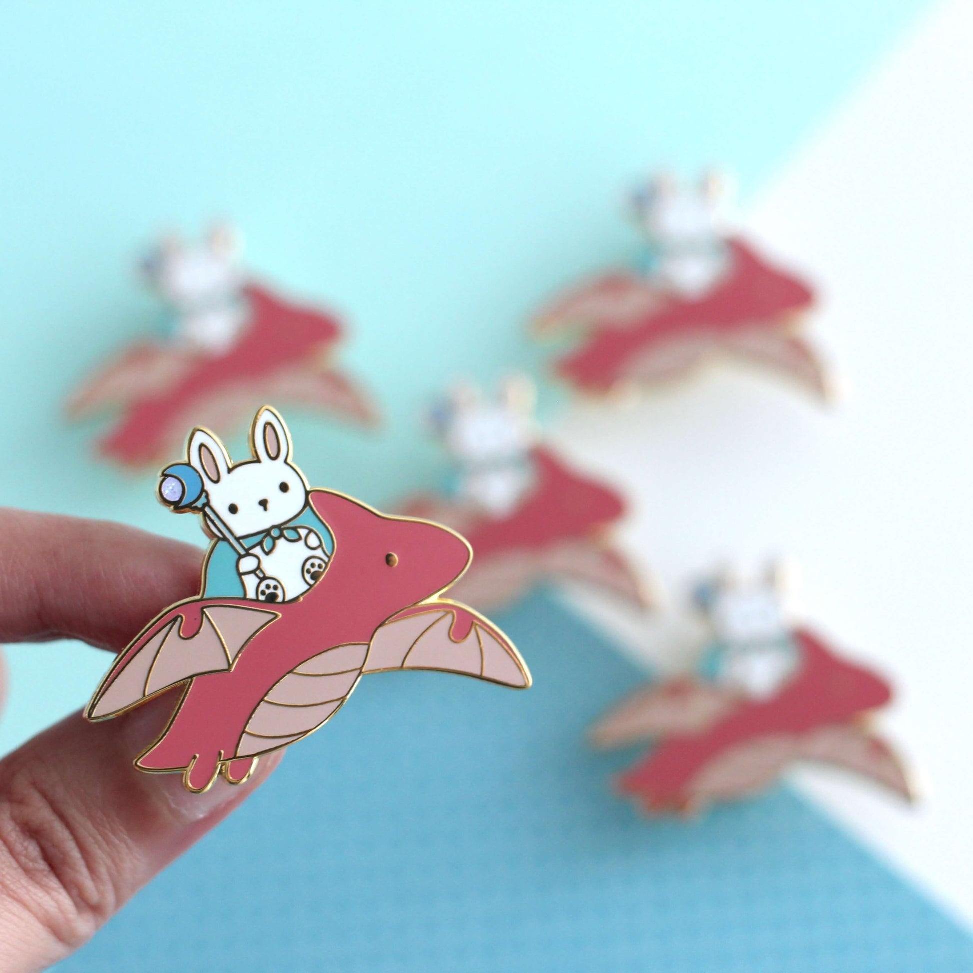 Broche en émail Lapin Mage et Dragon (variante Dragon Rouge)