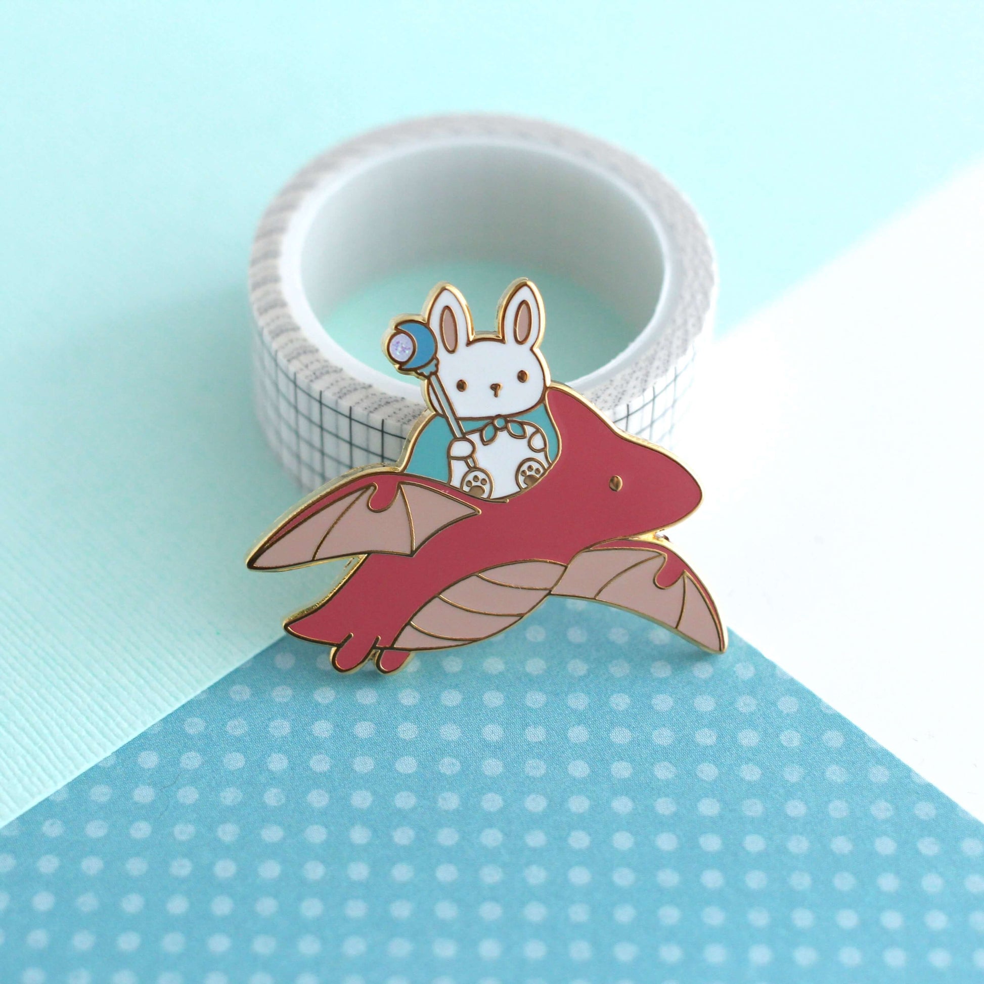 Broche en émail Lapin Mage et Dragon (variante Dragon Rouge)
