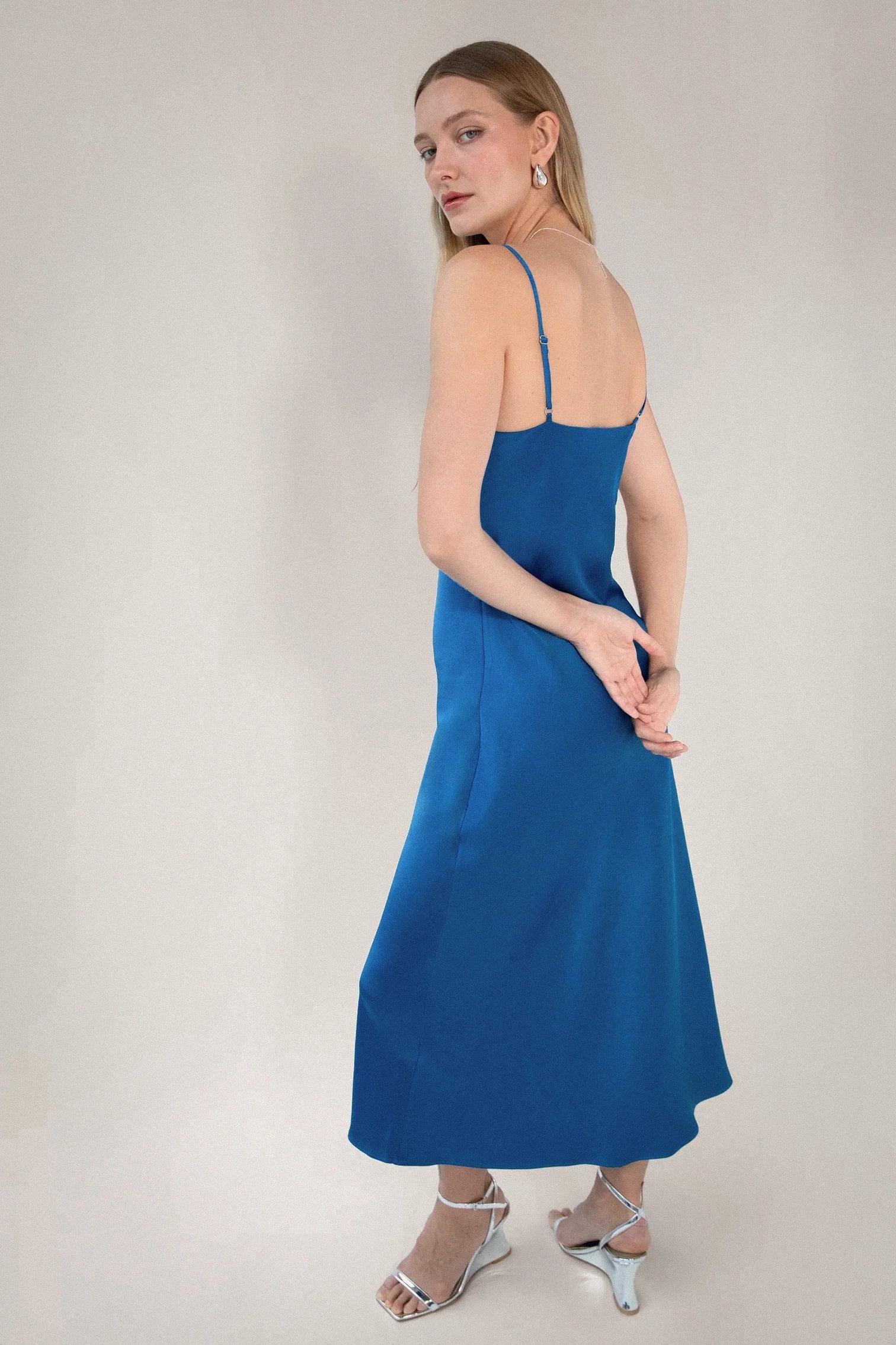 ROBE MIDI EN SATIN À COL BÂTONNET