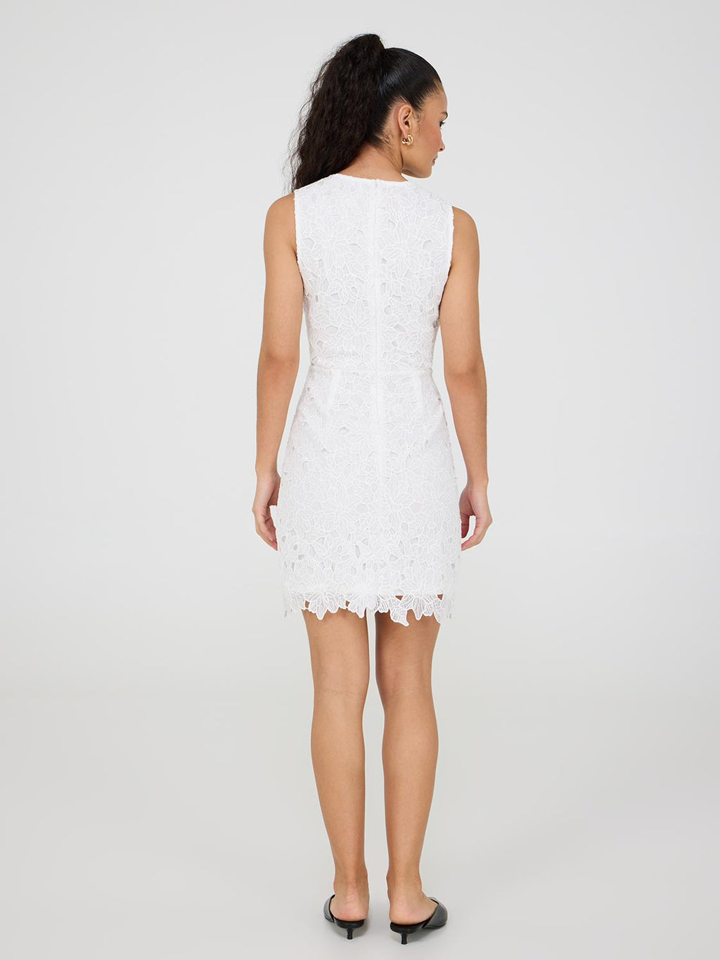 Robe fourreau en dentelle sans manches