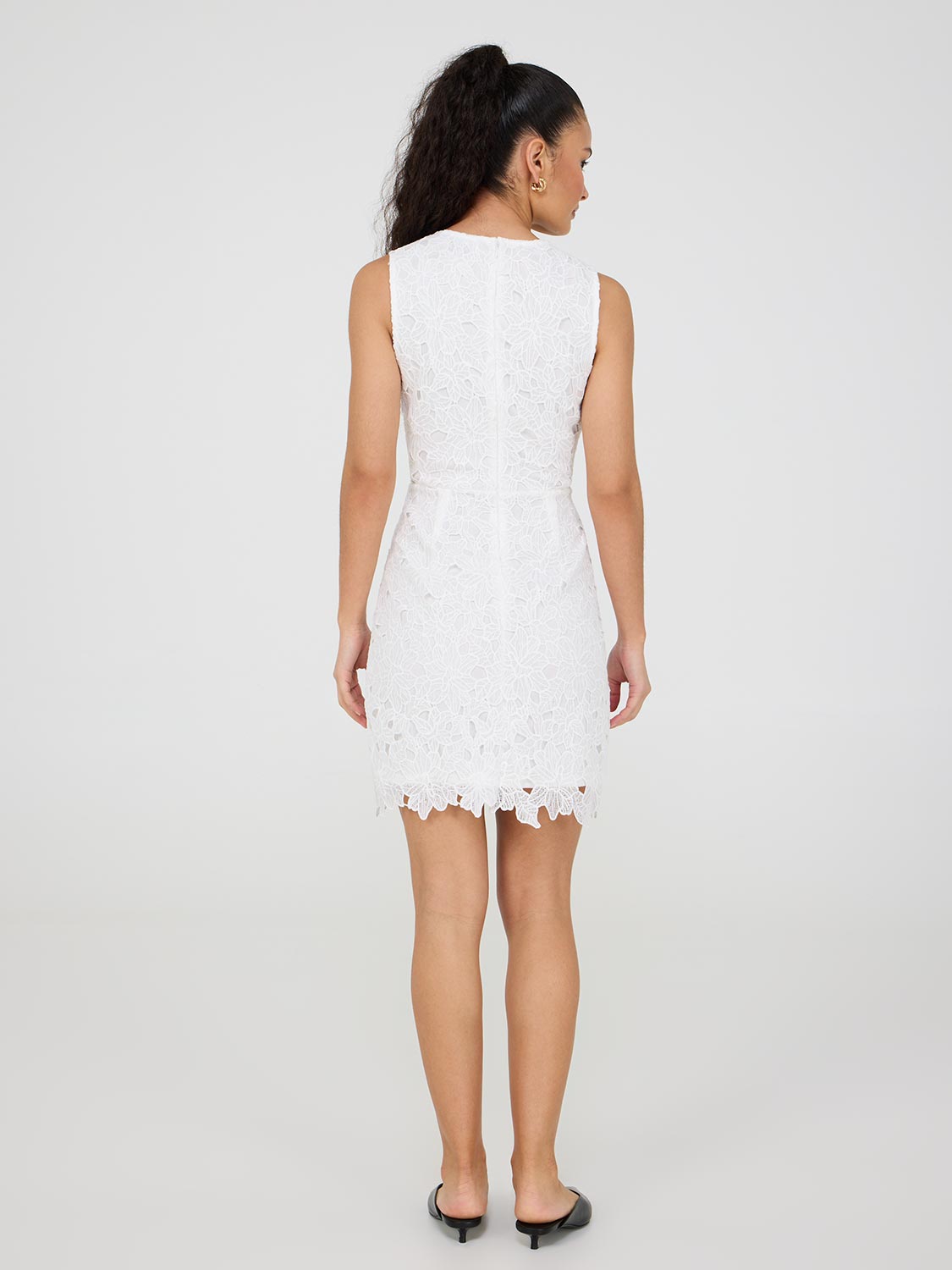 Robe fourreau en dentelle sans manches