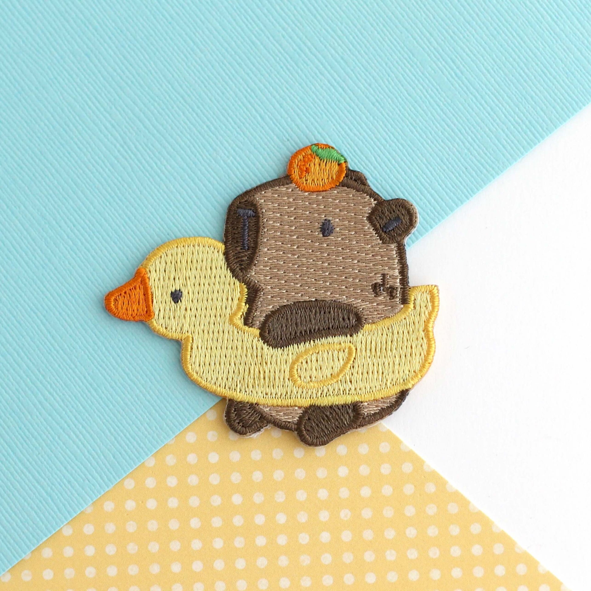 Patch thermocollant brodé Capybara dans un flotteur canard