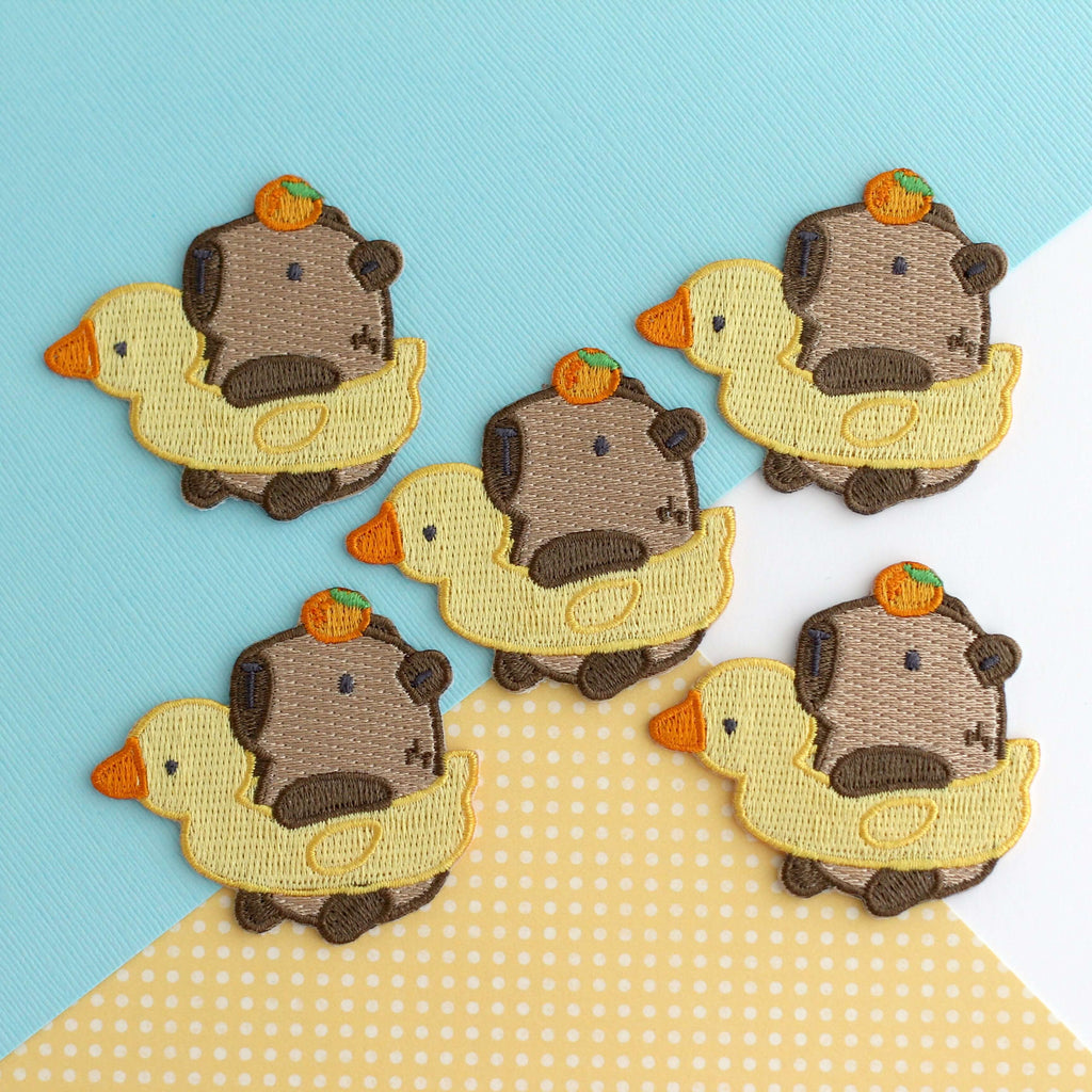 Patch thermocollant brodé Capybara dans un flotteur canard