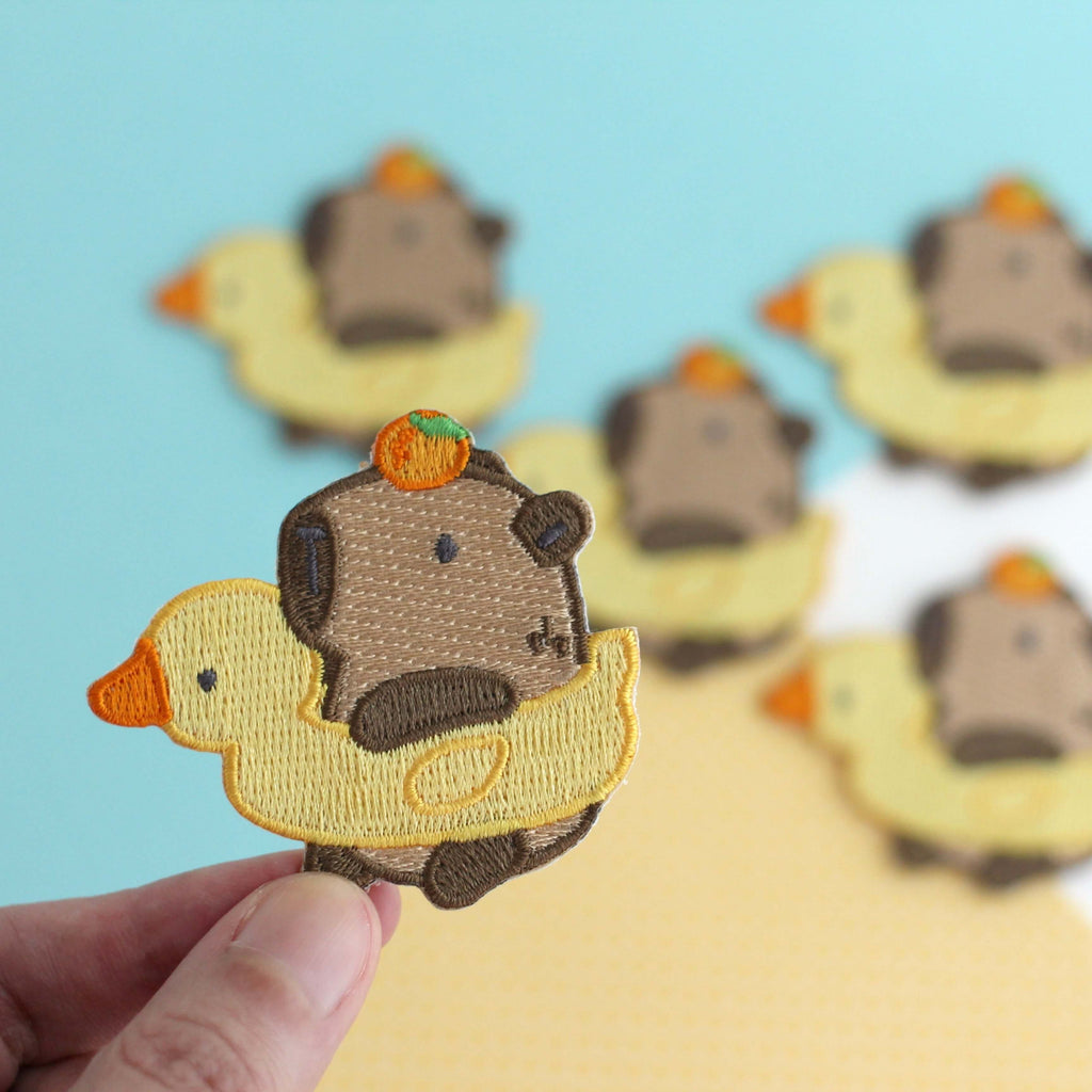 Patch thermocollant brodé Capybara dans un flotteur canard