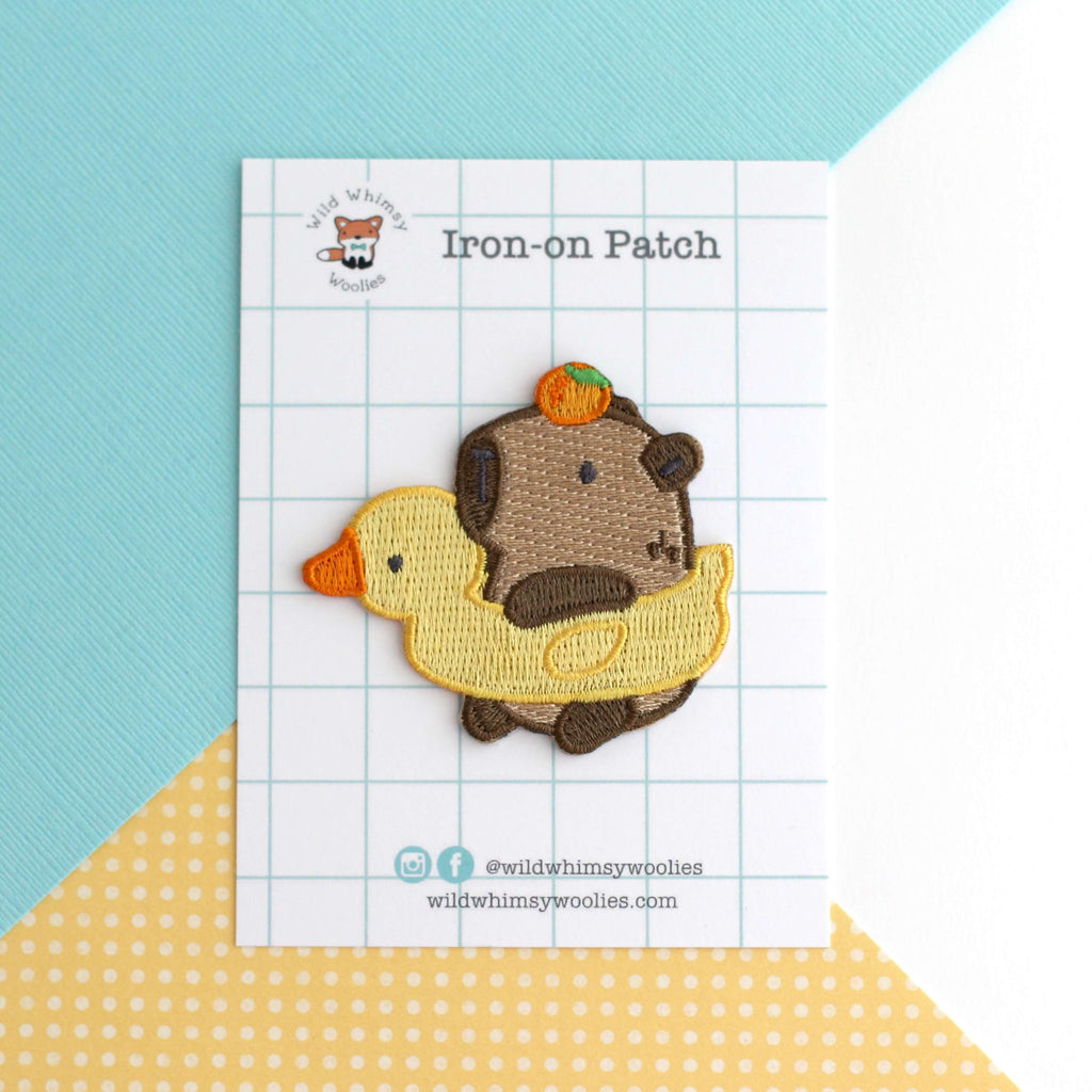 Patch thermocollant brodé Capybara dans un flotteur canard