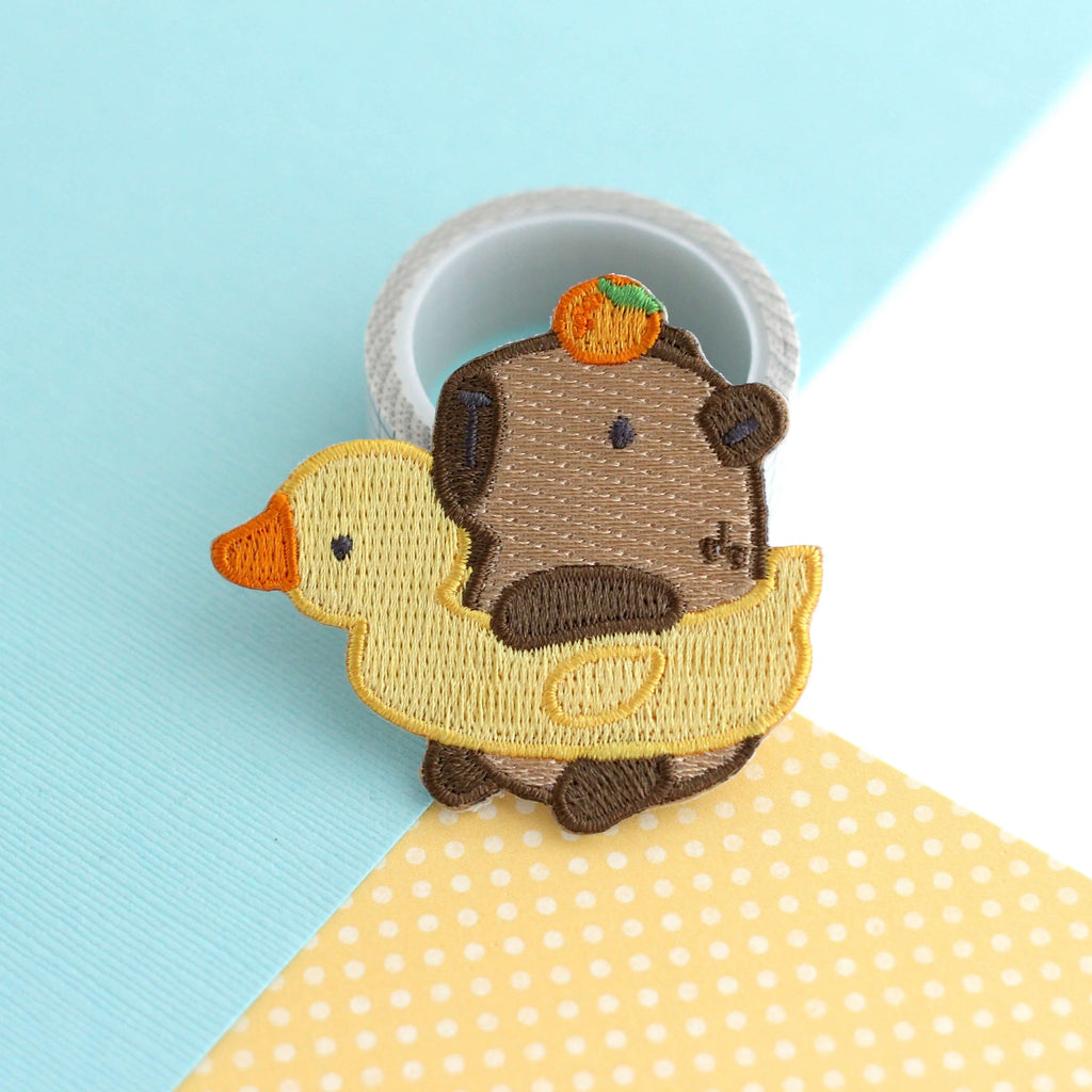 Patch thermocollant brodé Capybara dans un flotteur canard