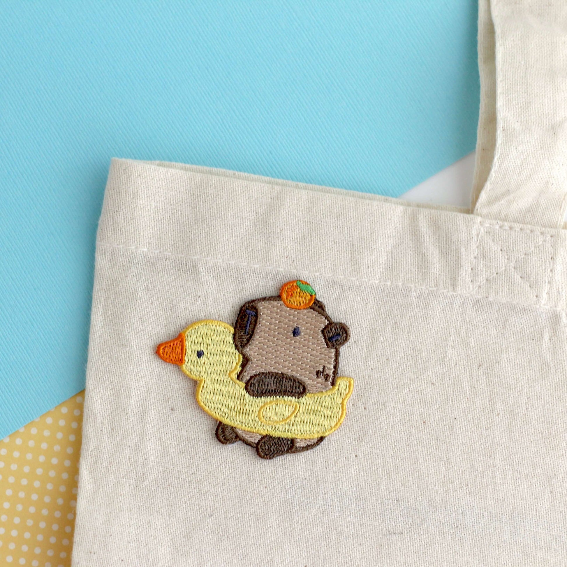 Patch thermocollant brodé Capybara dans un flotteur canard