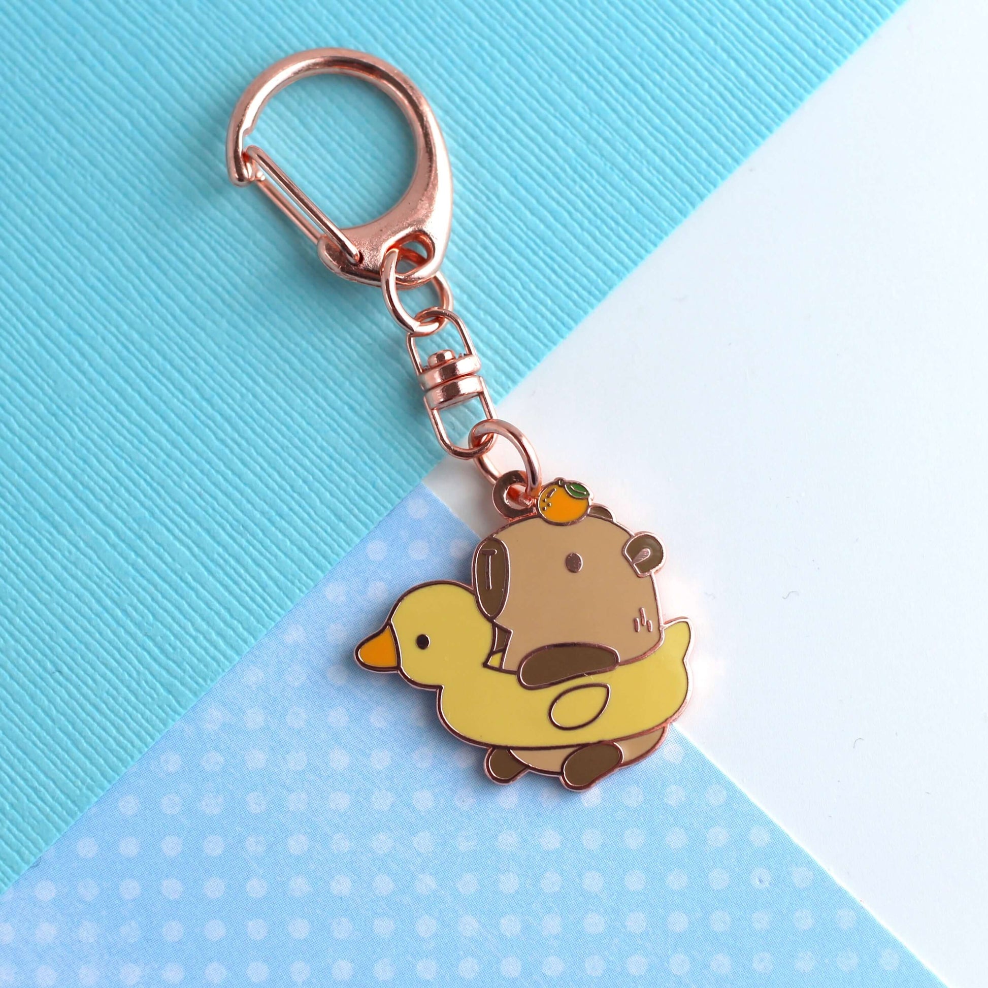 Capybara dans Duck Floatie Porte-clés en émail