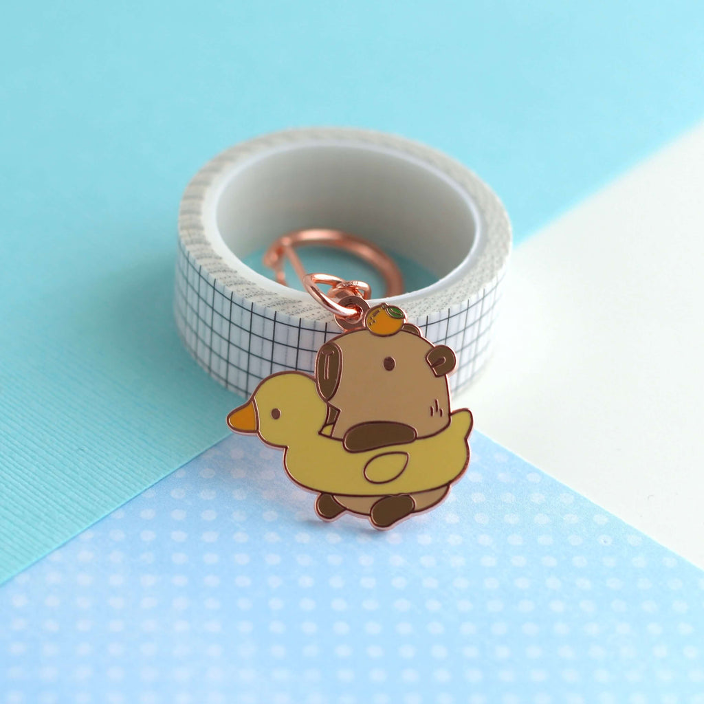 Capybara dans Duck Floatie Porte-clés en émail