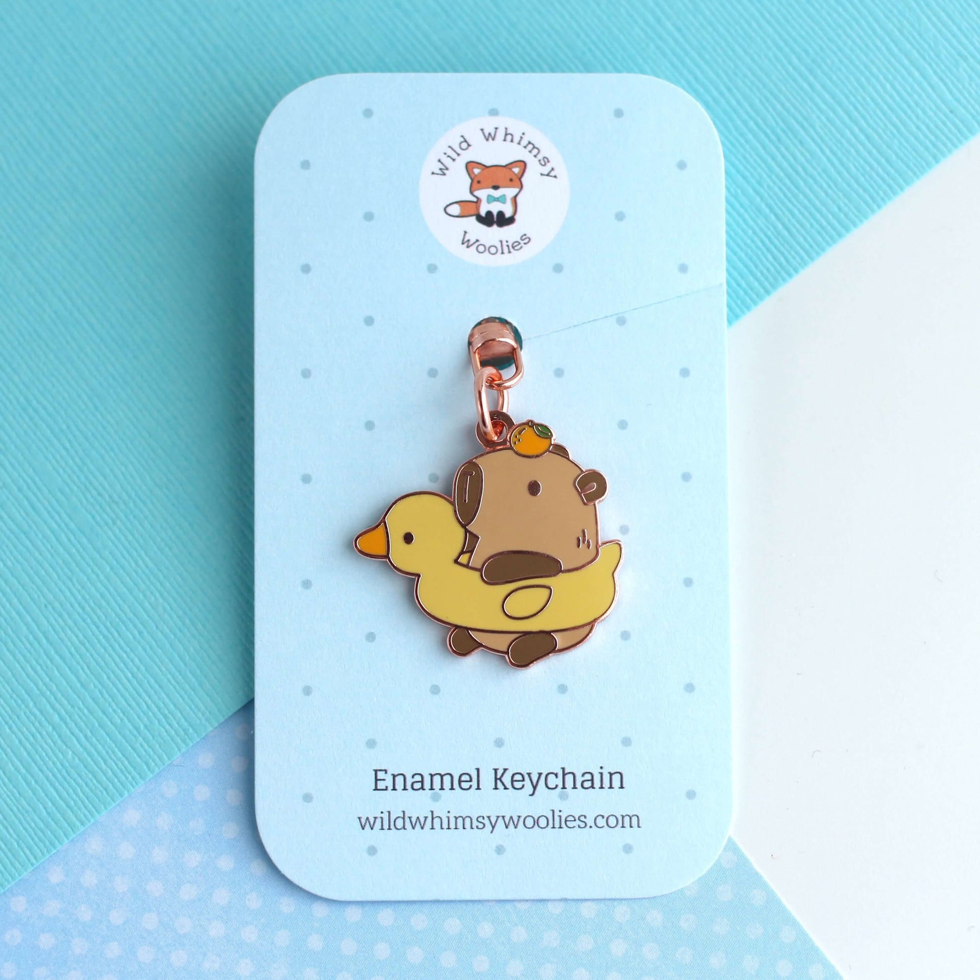 Capybara dans Duck Floatie Porte-clés en émail
