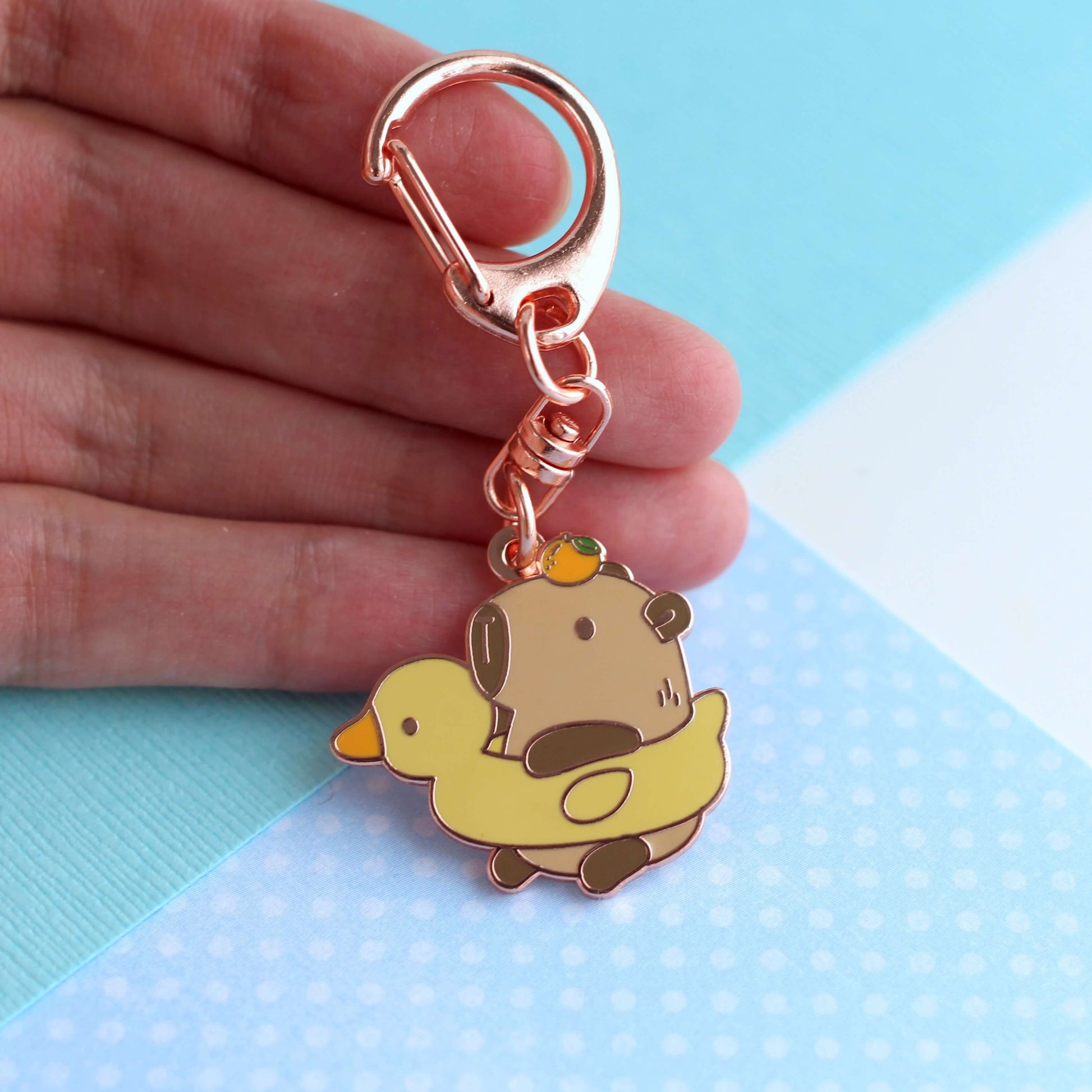 Capybara dans Duck Floatie Porte-clés en émail