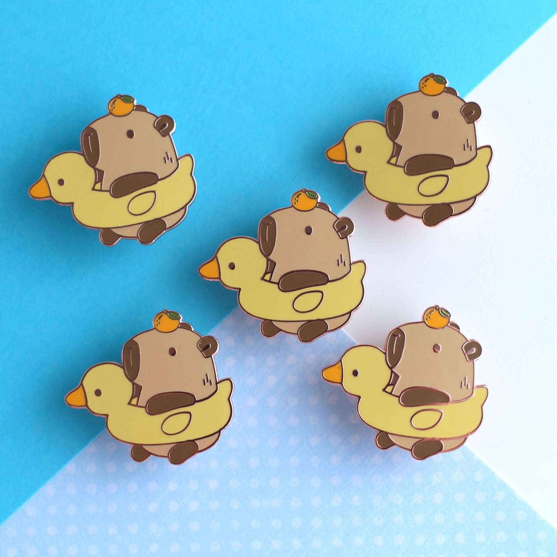 Capybara dans une épingle à émail Floatie de canard