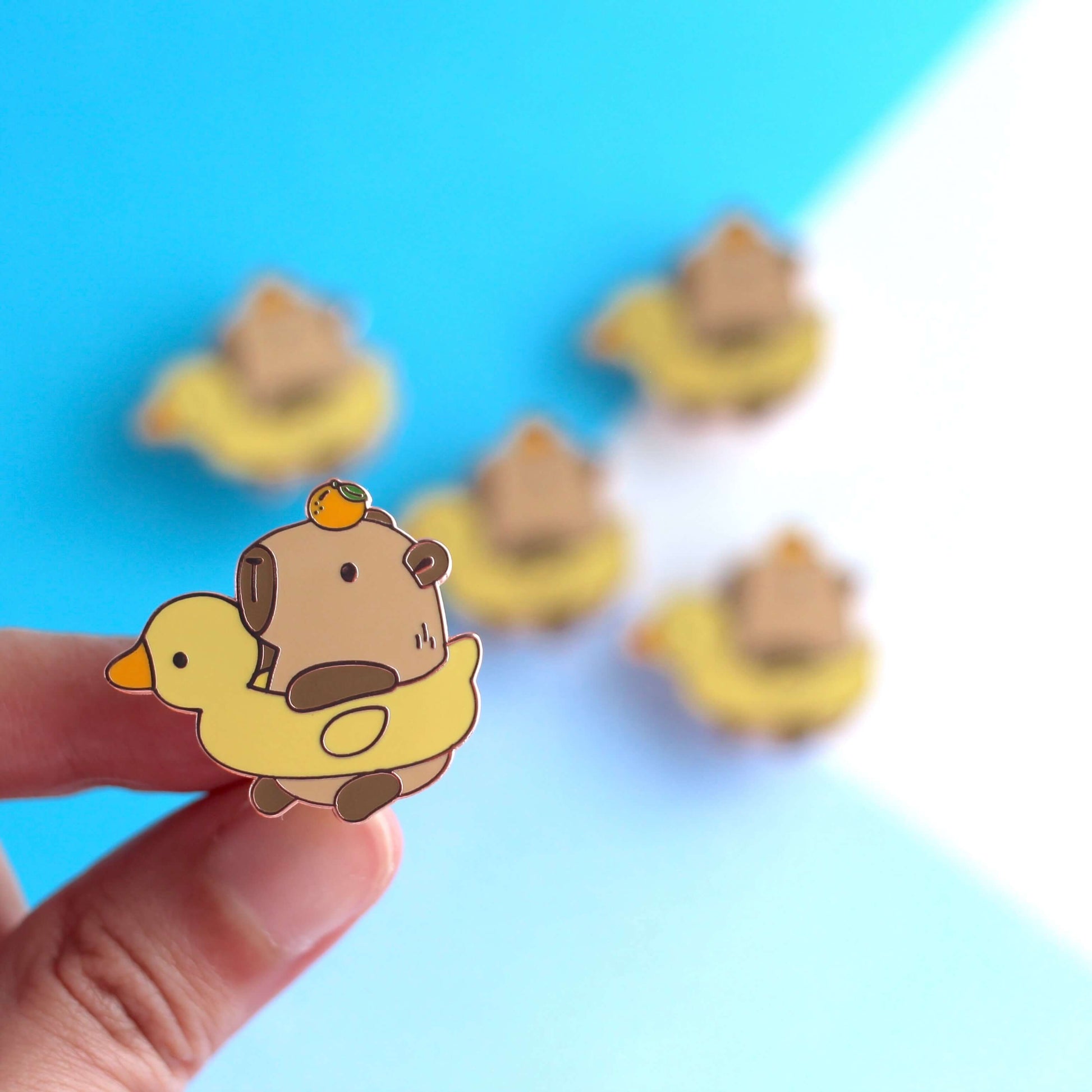 Capybara dans une épingle à émail Floatie de canard