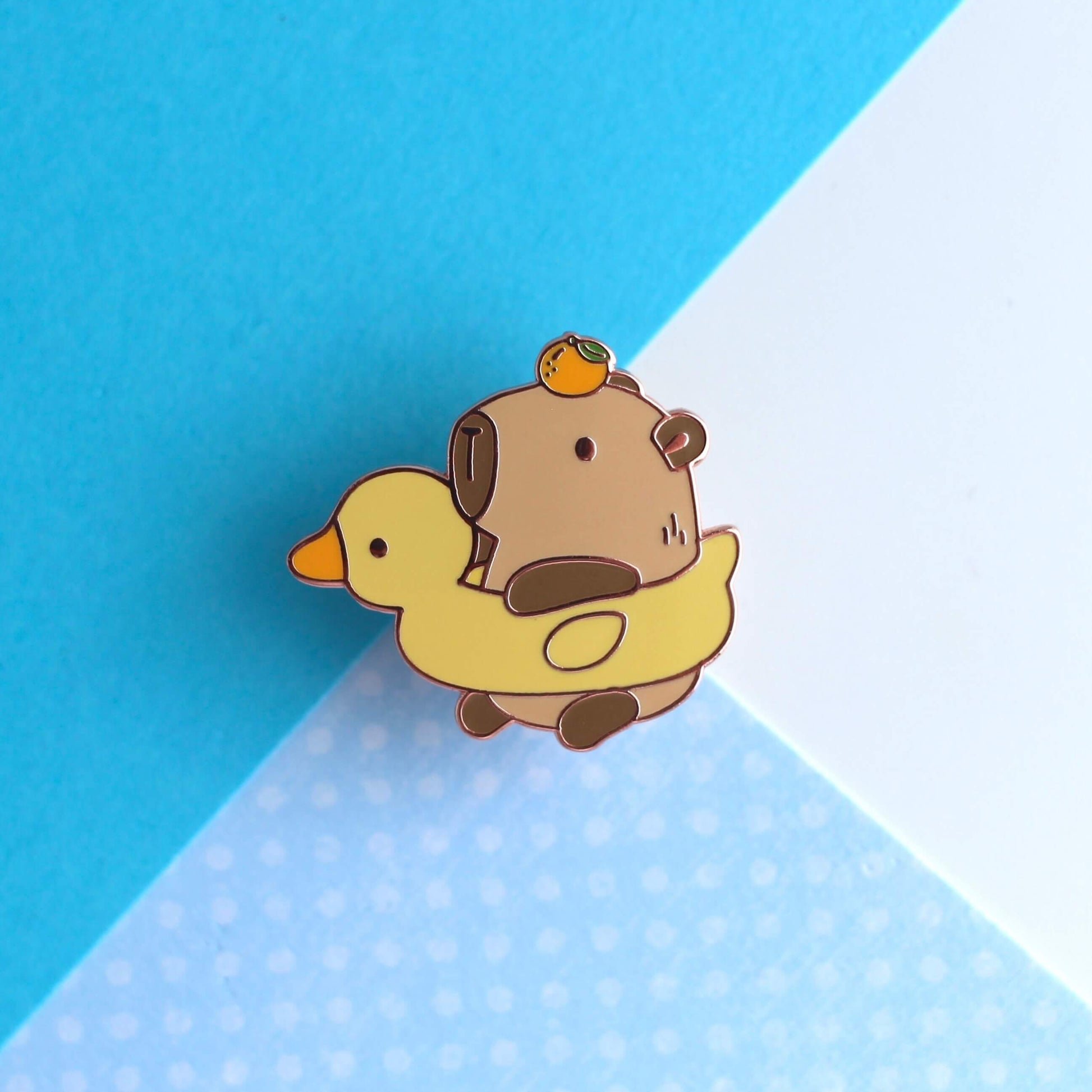 Capybara dans une épingle à émail Floatie de canard