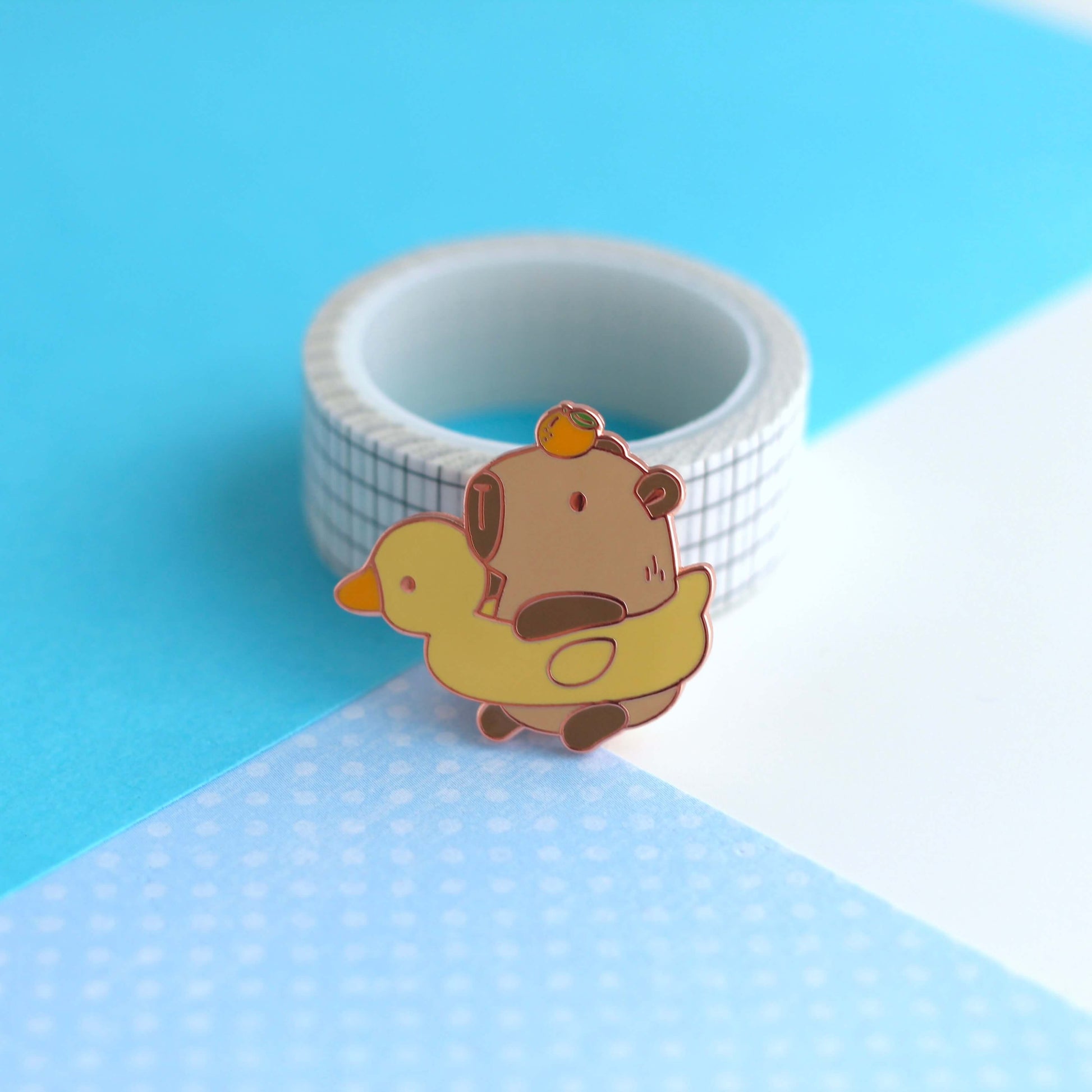 Capybara dans une épingle à émail Floatie de canard