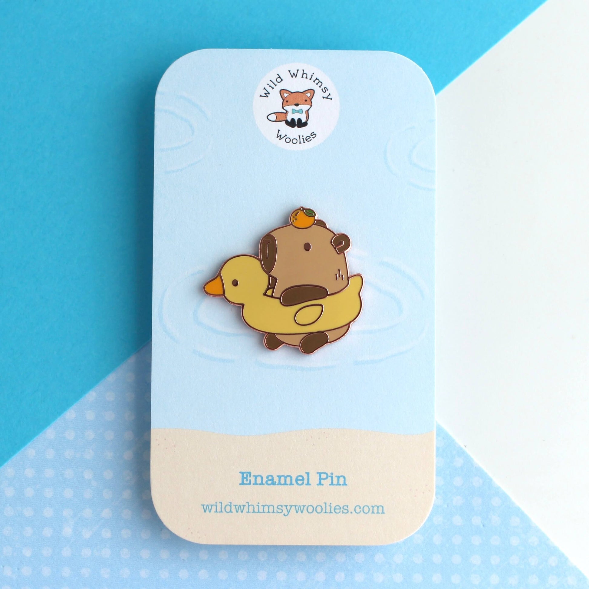 Capybara dans une épingle à émail Floatie de canard