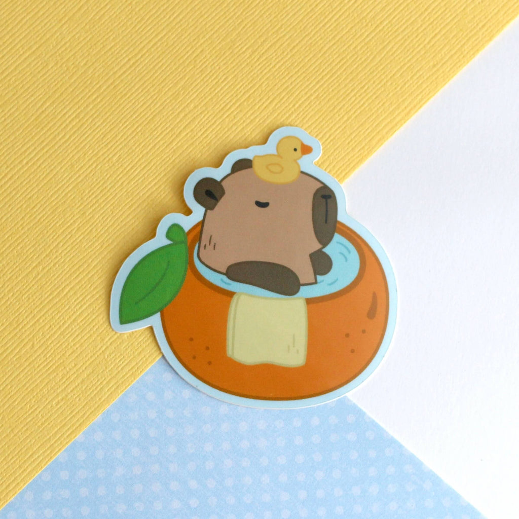 Capybara dans un autocollant vinyle de bain orange