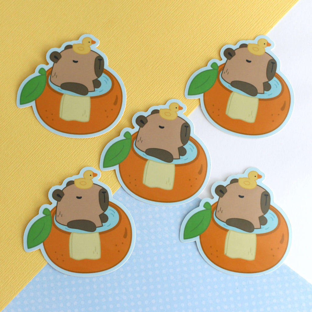 Capybara dans un autocollant vinyle de bain orange