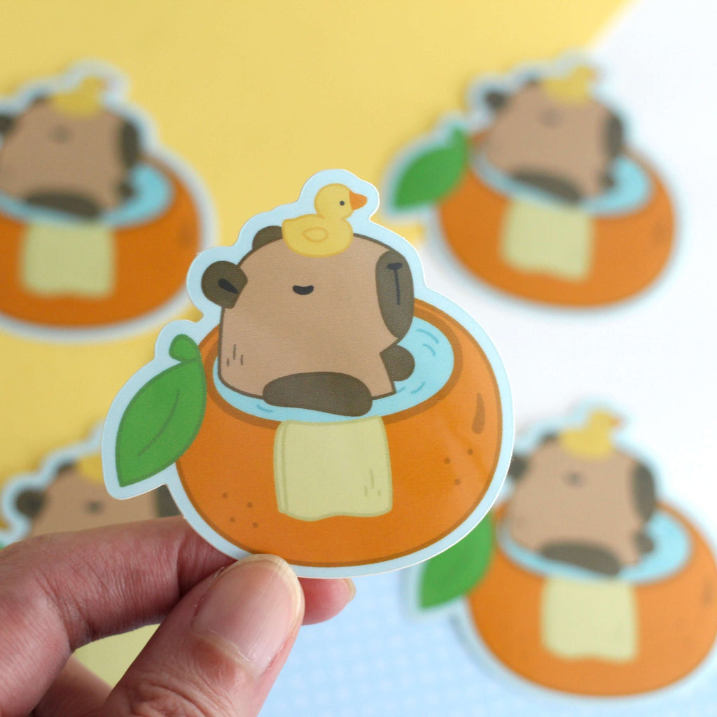 Capybara dans un autocollant vinyle de bain orange