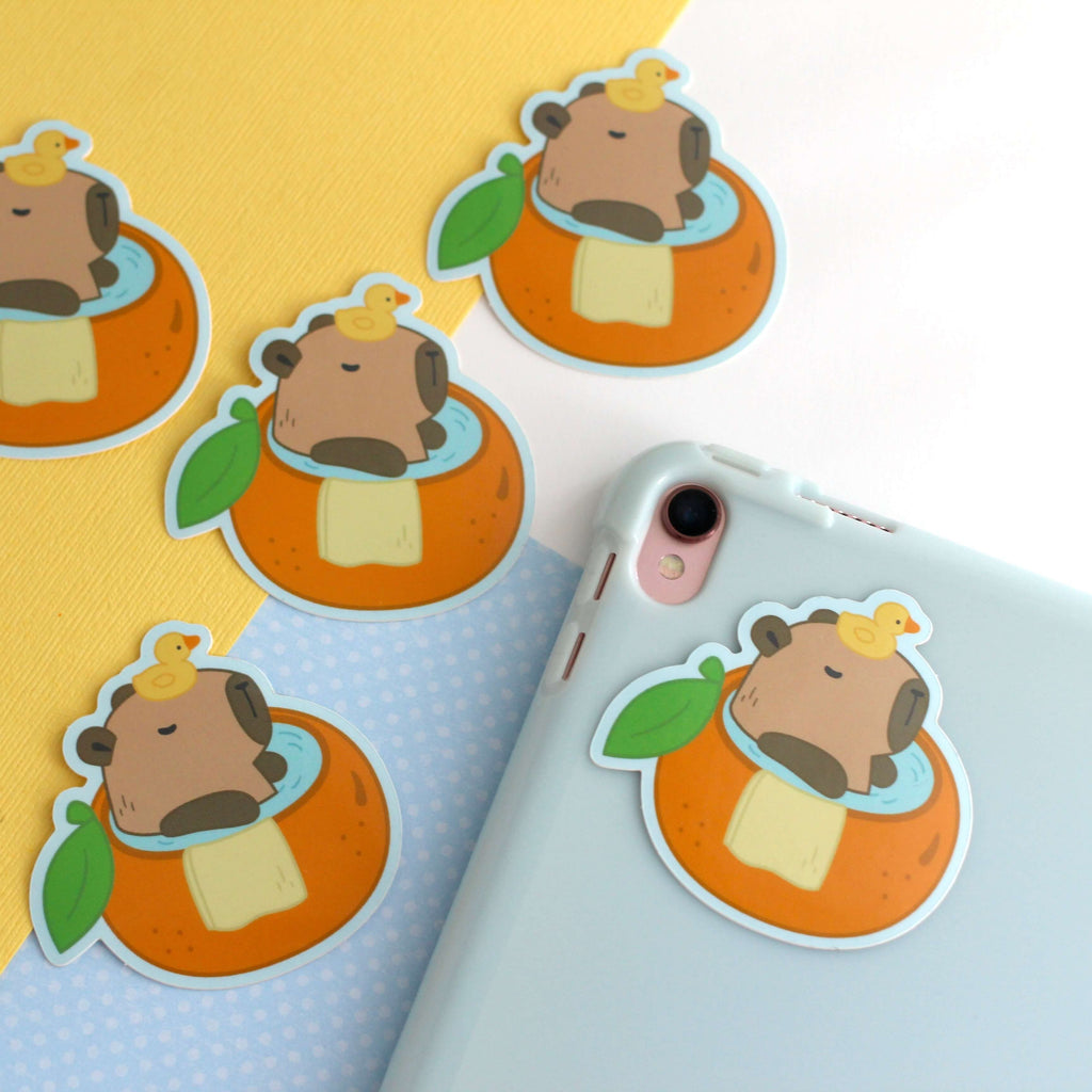 Capybara dans un autocollant vinyle de bain orange