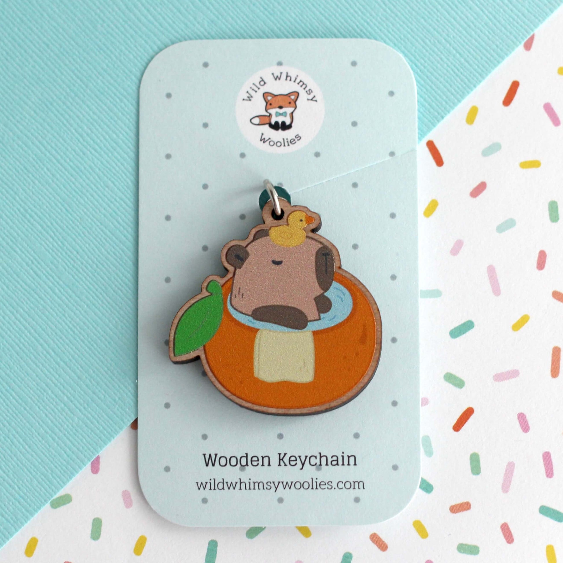 Capybara dans un porte-clés en bois de bain orange
