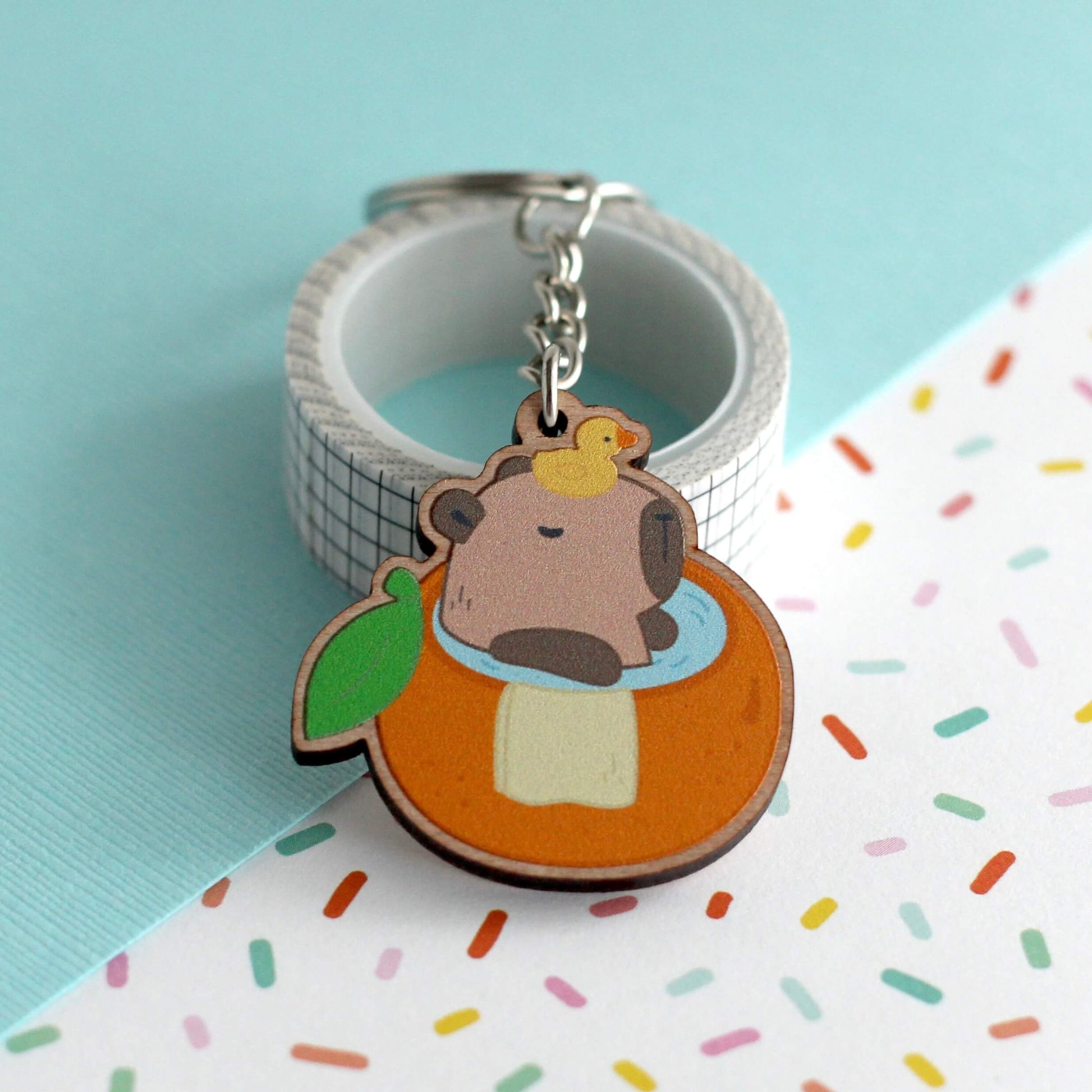 Capybara dans un porte-clés en bois de bain orange