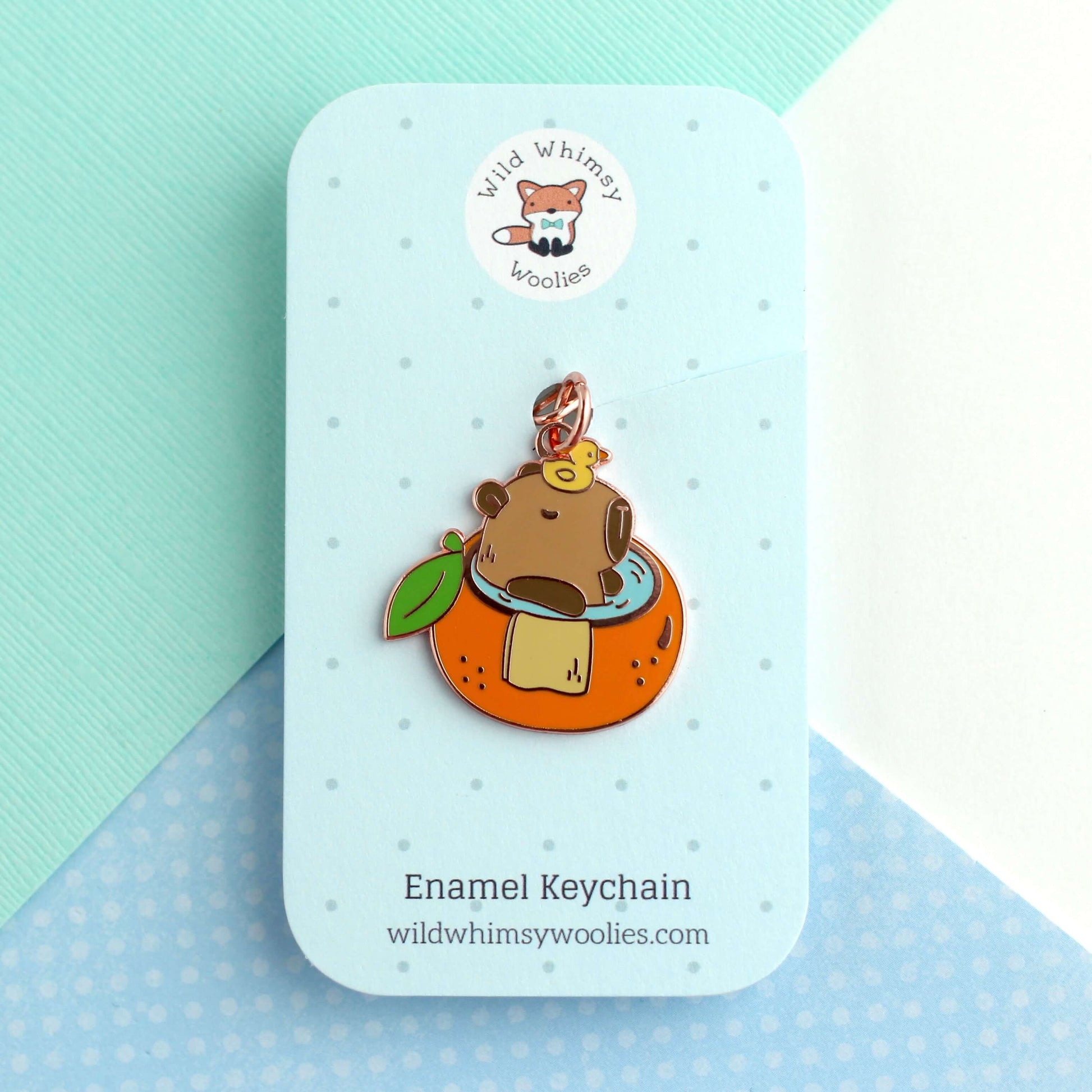 Capybara dans le porte-clés en émail de baignoire orange