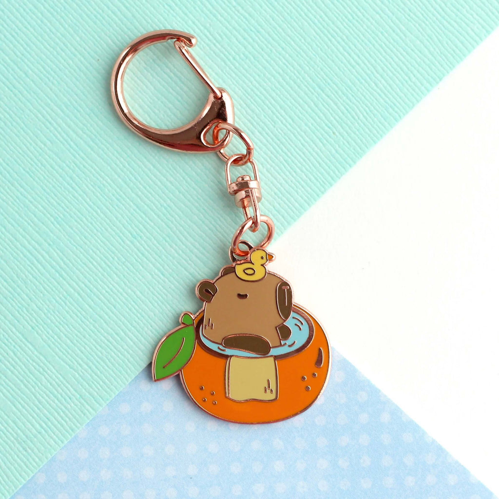 Capybara dans le porte-clés en émail de baignoire orange