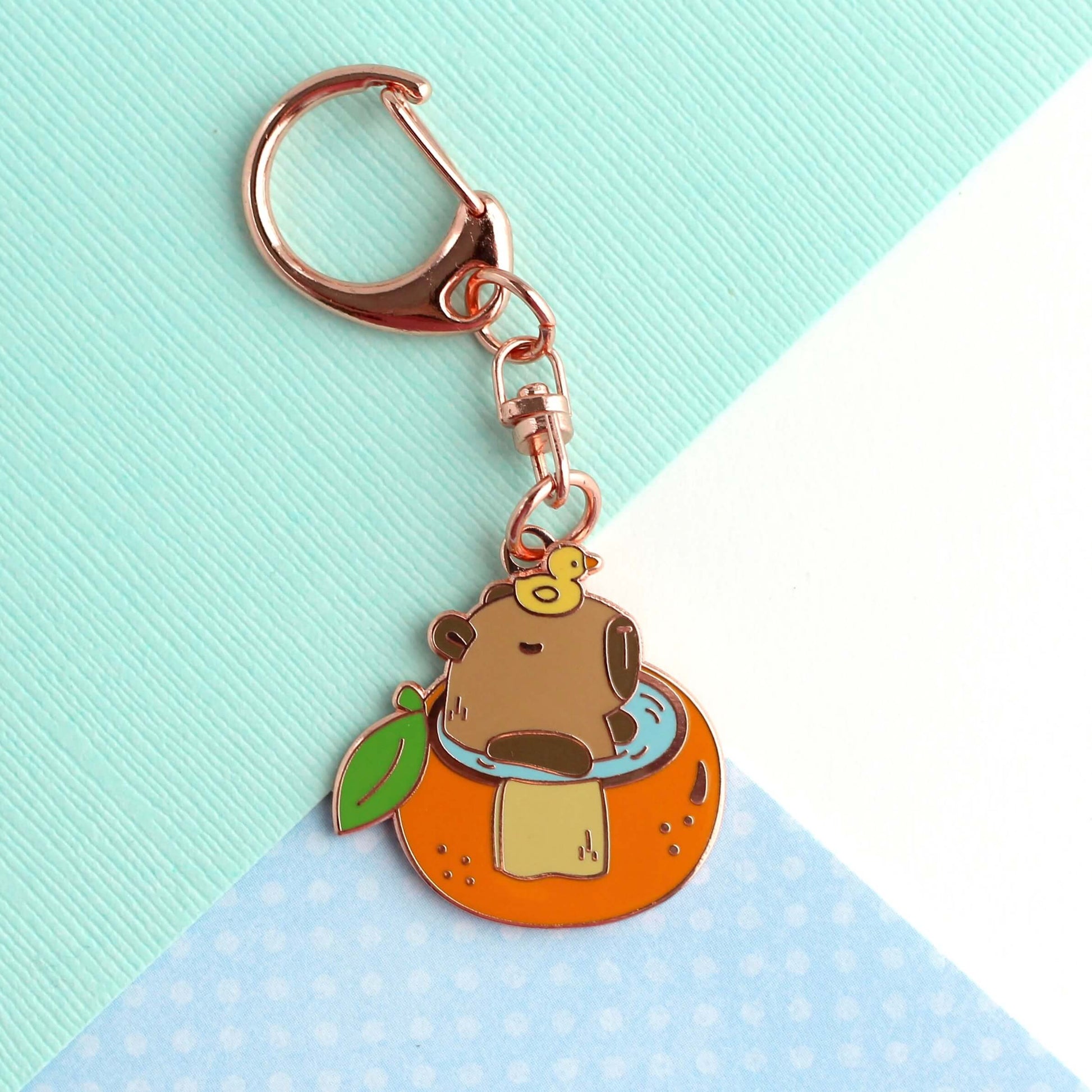 Capybara dans le porte-clés en émail de baignoire orange