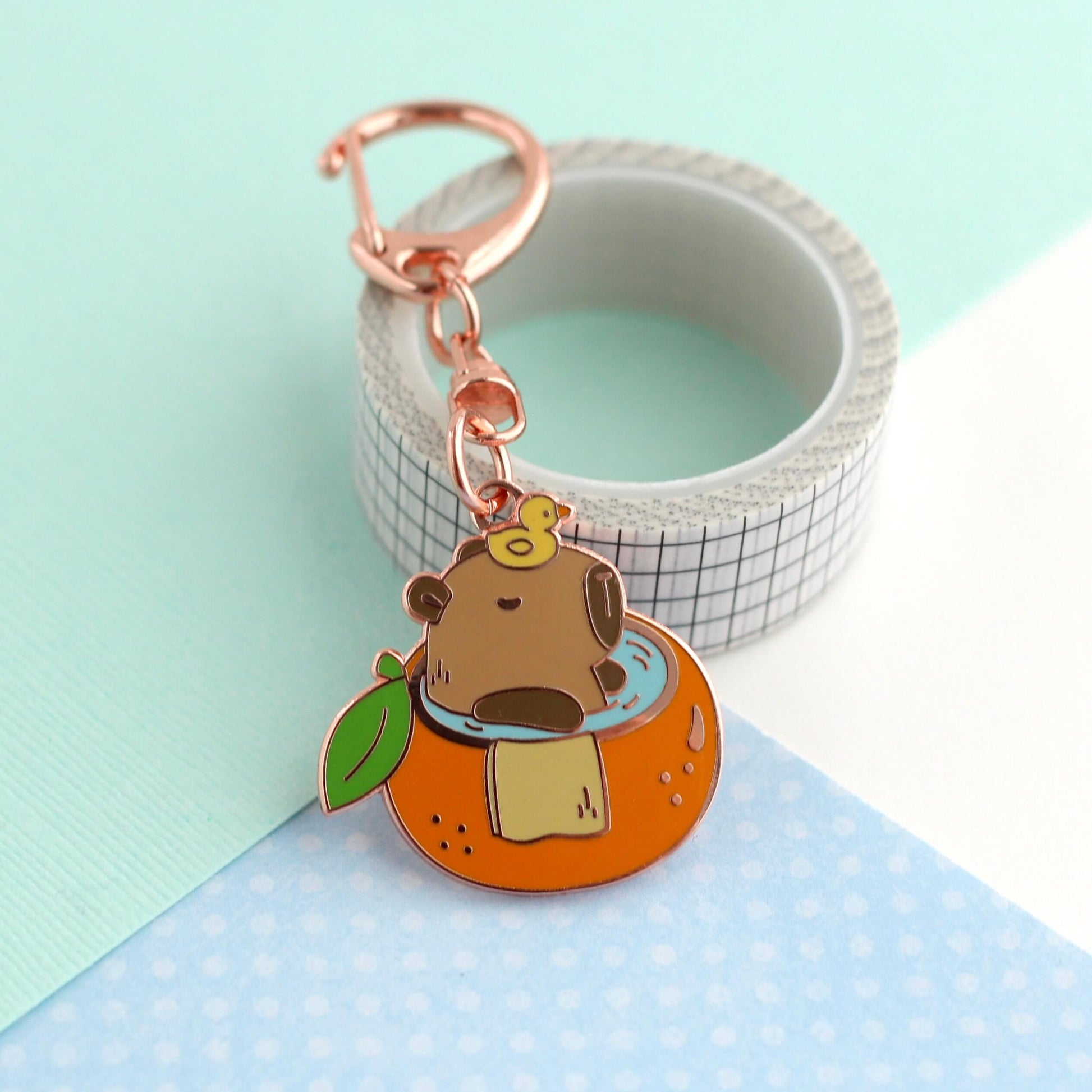 Capybara dans le porte-clés en émail de baignoire orange