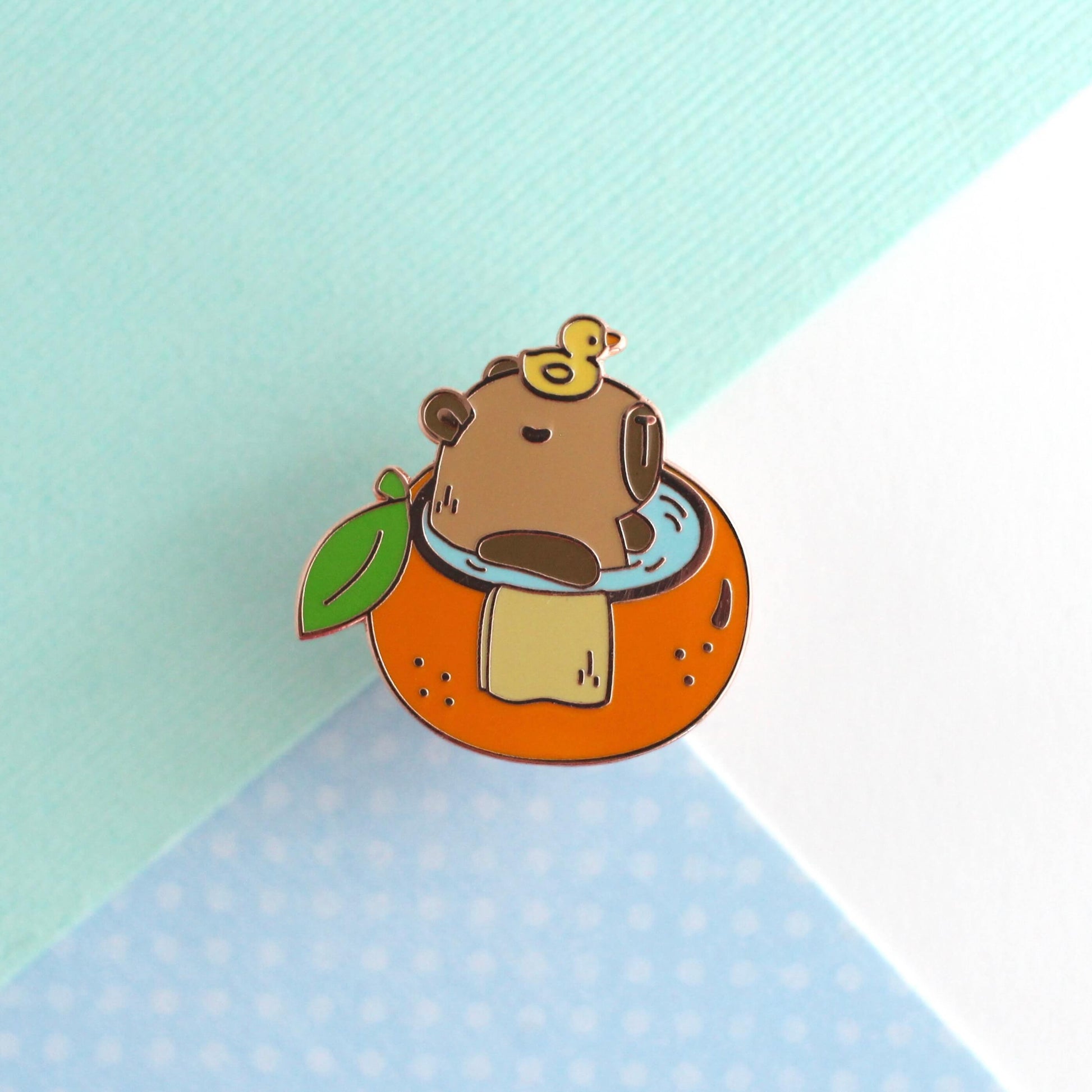 Capybara dans une épingle en émail de baignoire orange