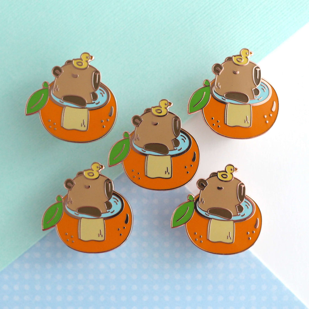 Capybara dans une épingle en émail de baignoire orange