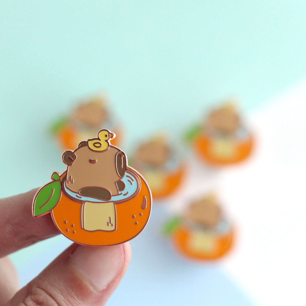 Capybara dans une épingle en émail de baignoire orange