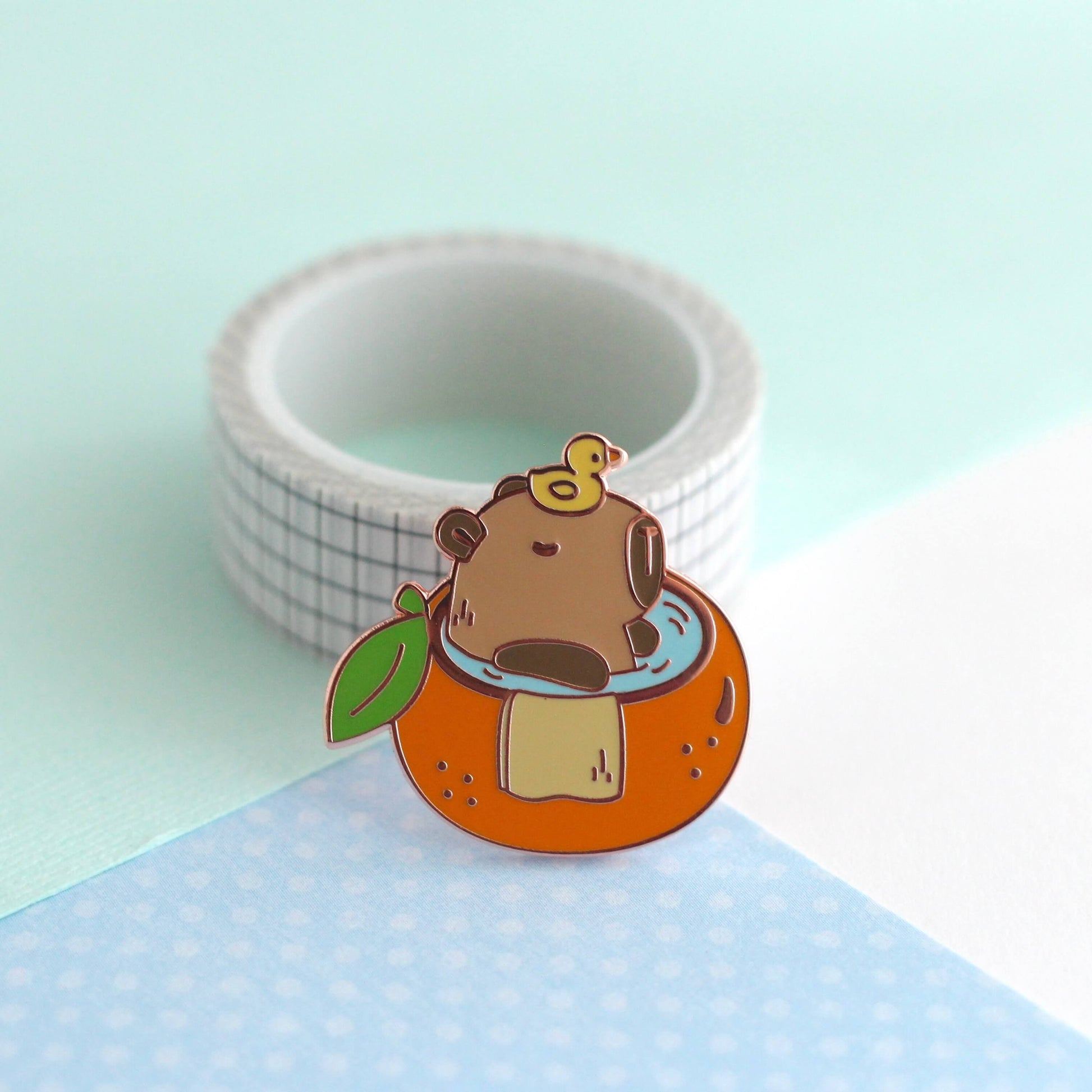 Capybara dans une épingle en émail de baignoire orange